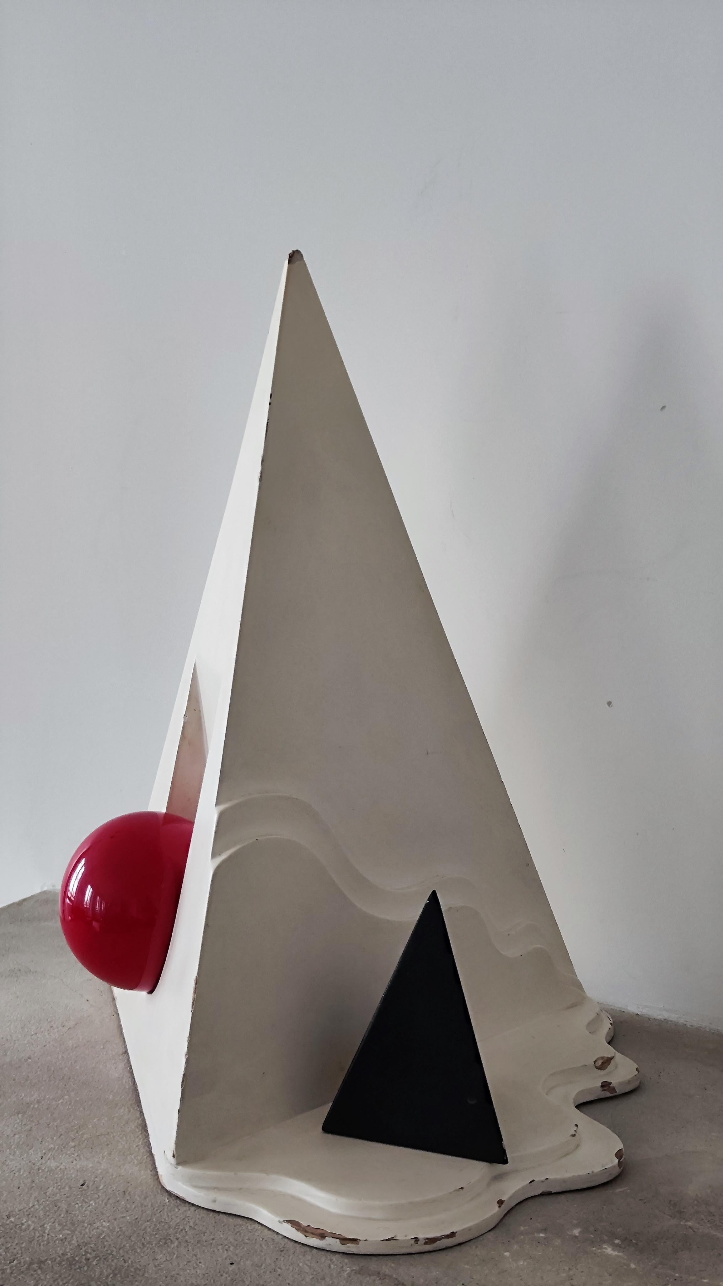 Abstract post modern polychrome pyramid sculpture Memphis 1980, wood - Signed  For Sale 6