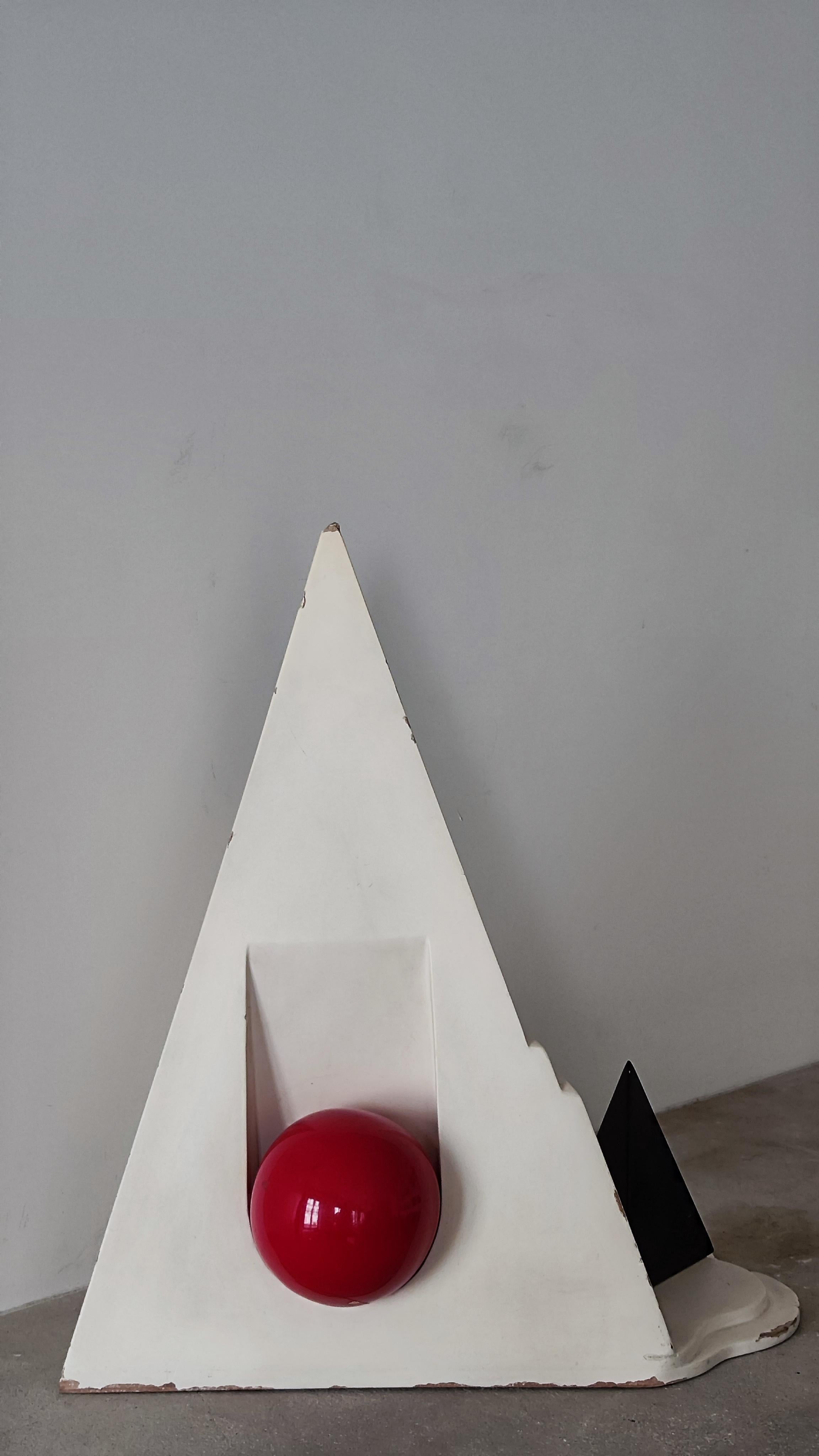 Abstrakte postmoderne polychrome Pyramidenskulptur Memphis 1980, Holz – signiert  im Angebot 11