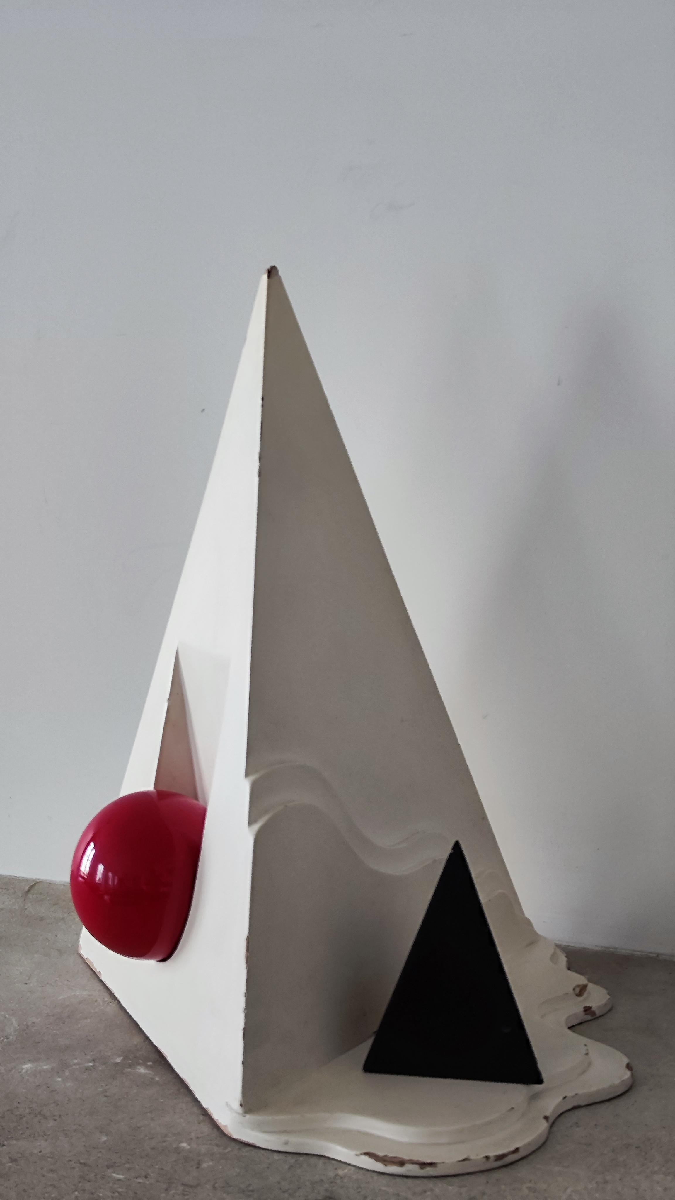 Abstract post modern polychrome pyramid sculpture Memphis 1980, wood - Signed  For Sale 11