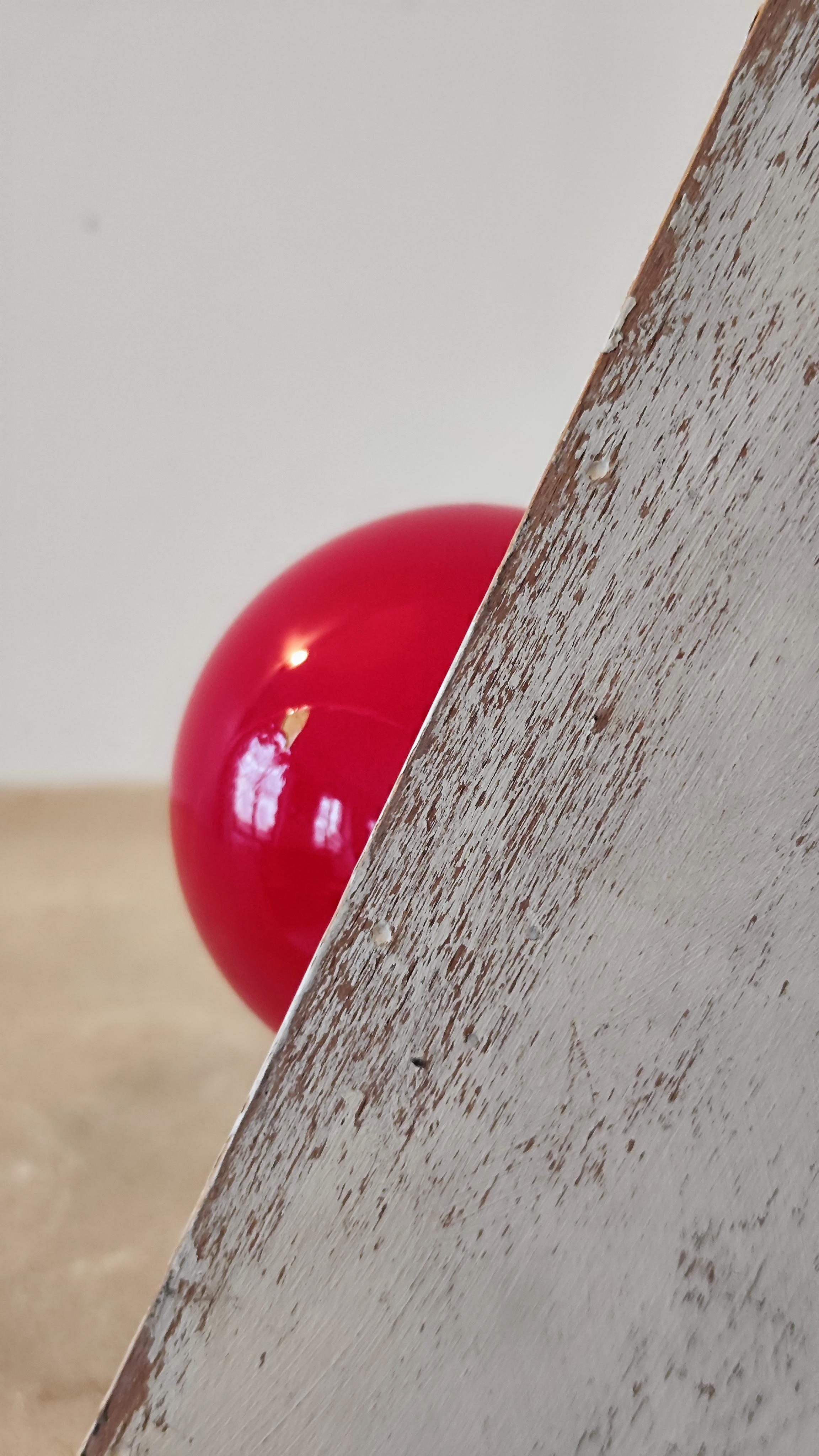 Abstrakte postmoderne polychrome Pyramidenskulptur Memphis 1980, Holz – signiert  im Zustand „Starke Gebrauchsspuren“ im Angebot in Paris, FR