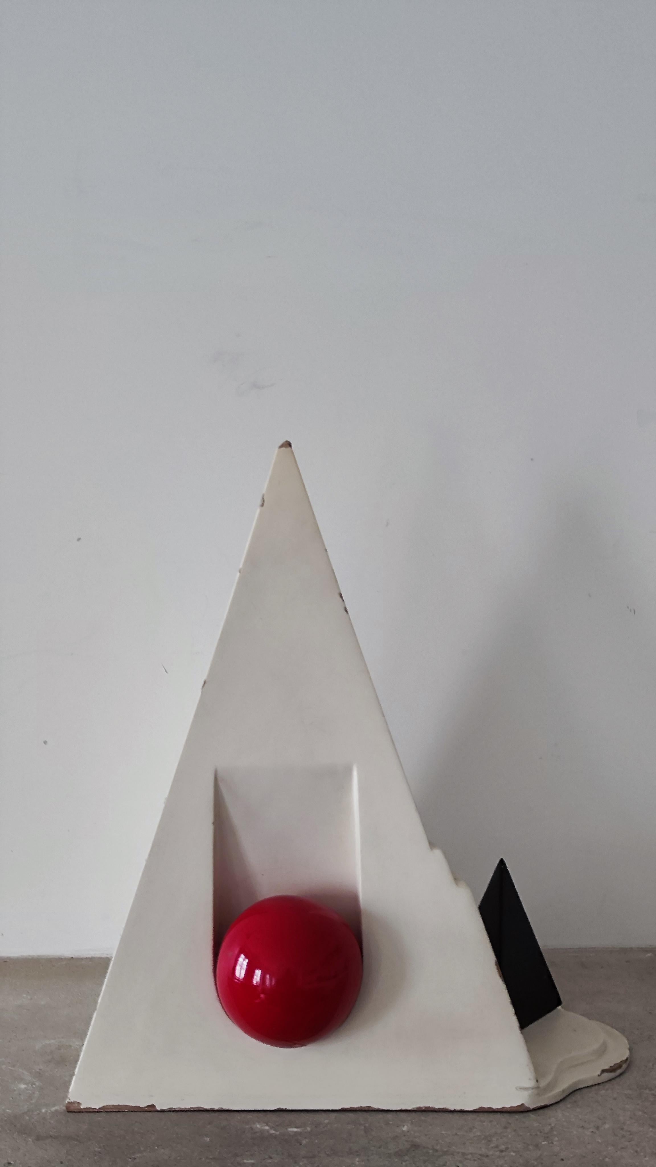 Abstract post modern polychrome pyramid sculpture Memphis 1980, wood - Signed  For Sale 2