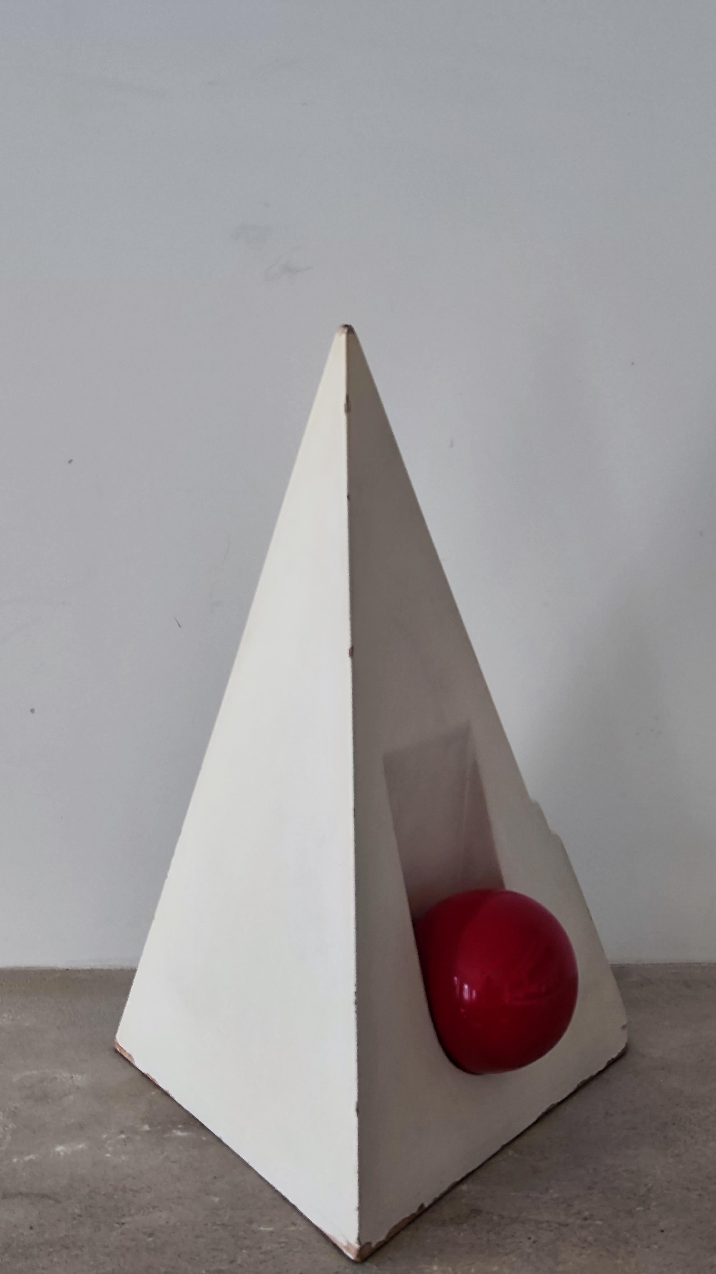 Abstract post modern polychrome pyramid sculpture Memphis 1980, wood - Signed  For Sale 3