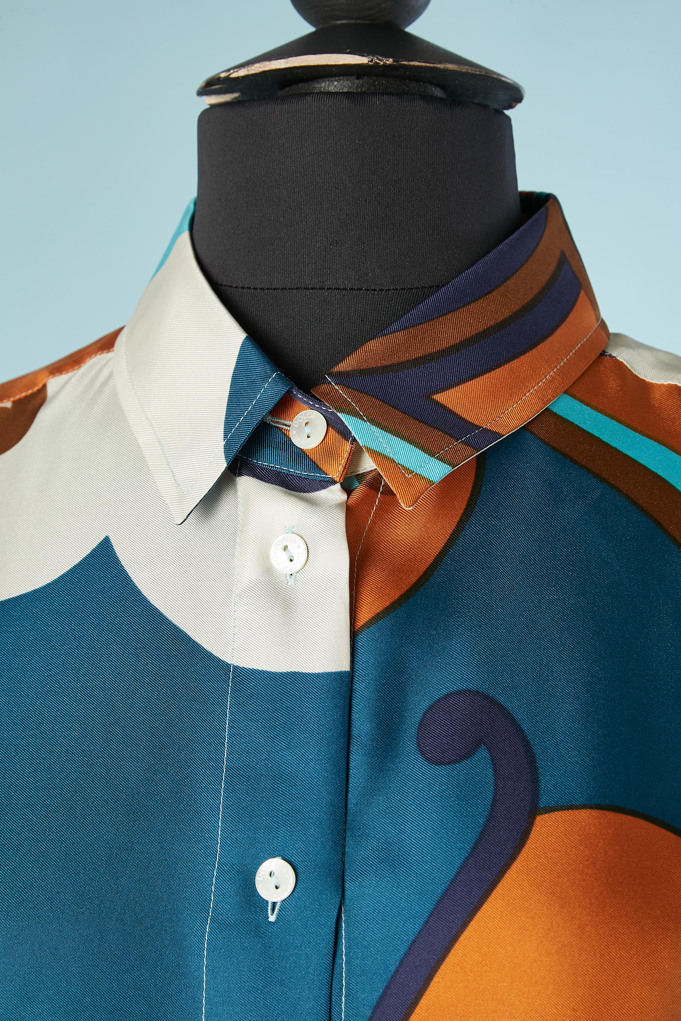 Abstract printed branded silk shirt. Mother-of-shell branded buttons. Fabric:100% silk
SIZE 44 (It) 40 (Fr) 10 (US) 