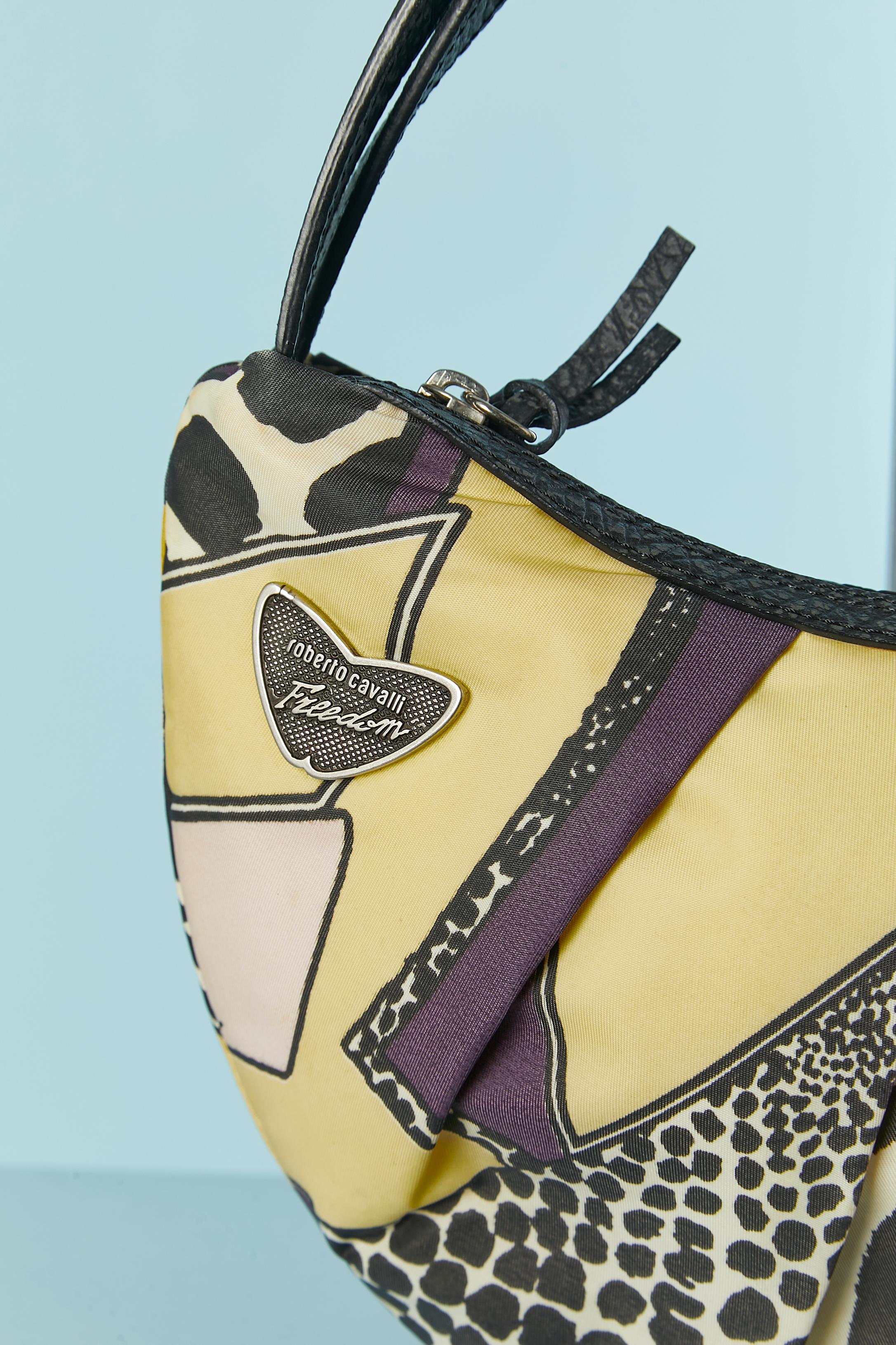 Abstract printed nylon bag with leather edge. Zip closure on the top. Branded snap to keep the 2 handles together. Branded nylon lining. One pocket with zip inside. Authenticity hologram inside
SIZE : 30 cm( LENGHT) X 20cm ( height) 
Handle lenght =