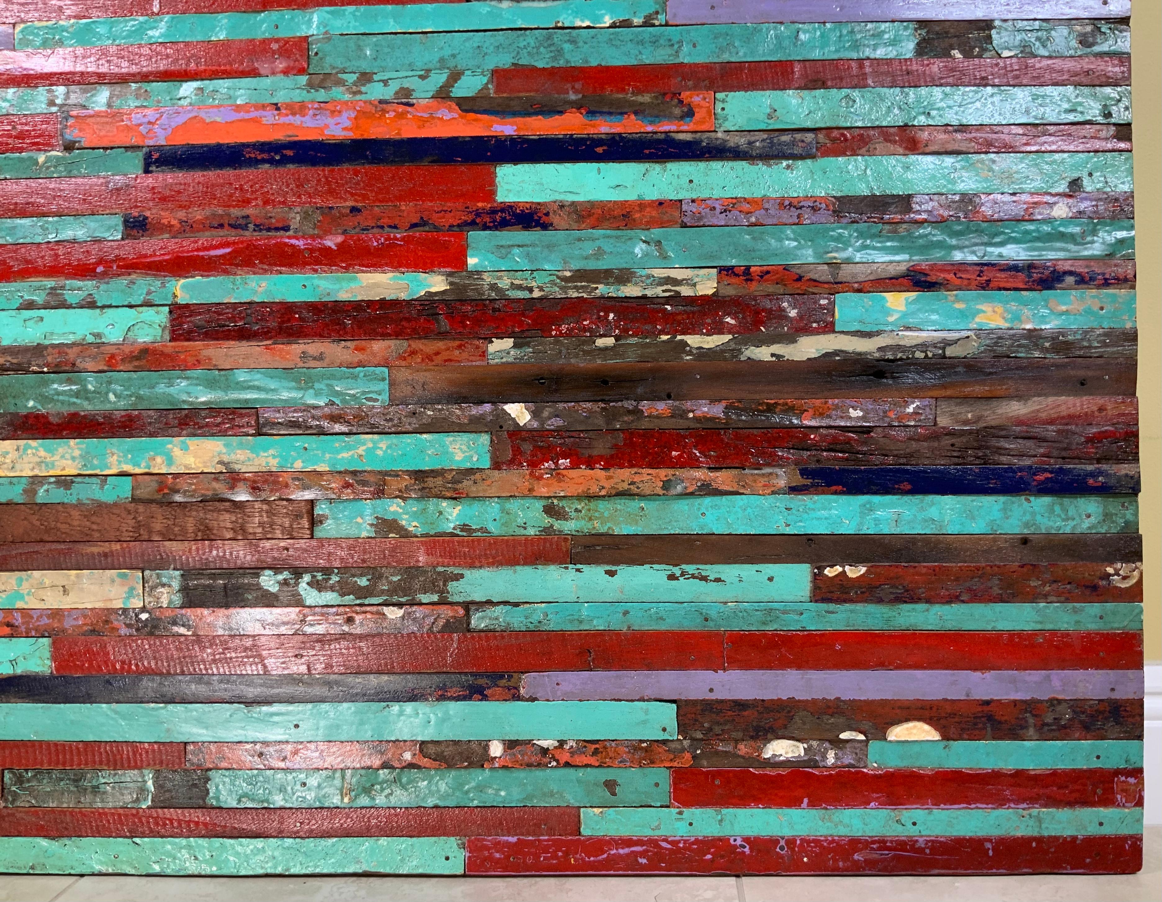 Außergewöhnliche Wand hängende Holzskulptur von Multi-Farben wiedergewonnenen Holzstreifen Schnitte gemacht, um zusammen schöne Mosaik von Farben setzen
Von einem unbekannten Künstler.
Kann horizontal oder vertikal verwendet werden.