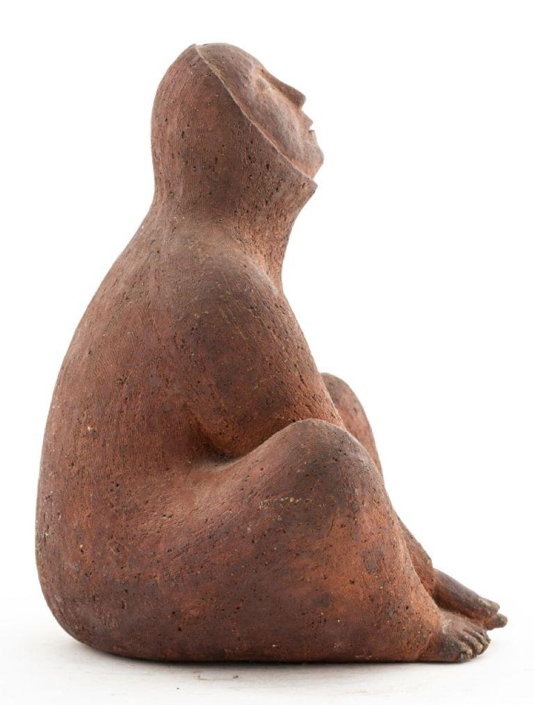 Abstrakte rote Ton-Skulptur einer sitzenden Figur (Unbekannt) im Angebot