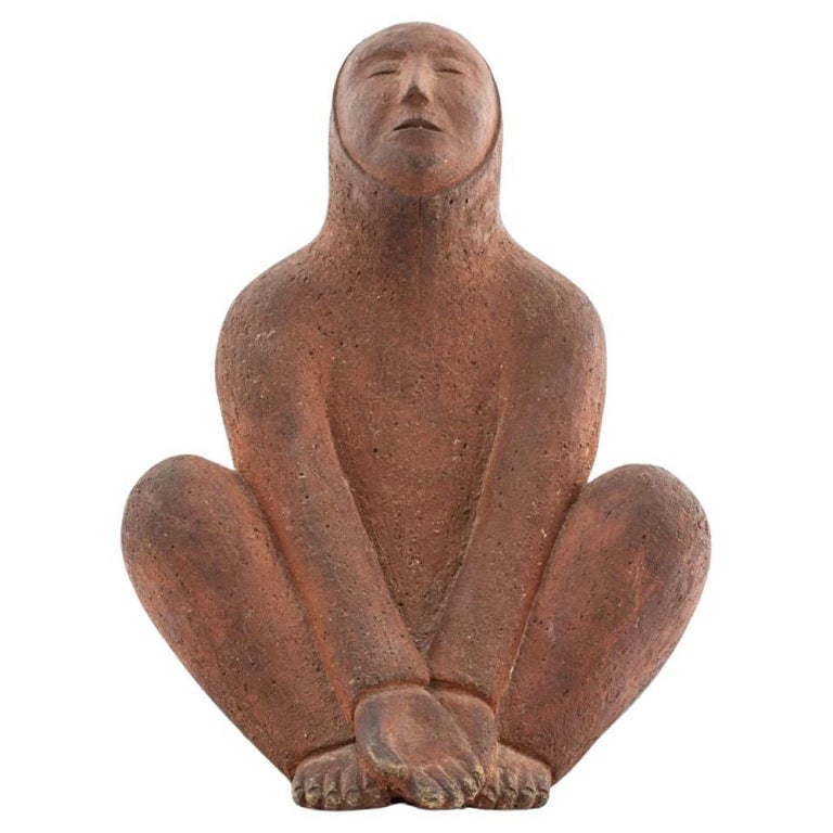 Scultura astratta in argilla rossa di una figura seduta in vendita su  1stDibs
