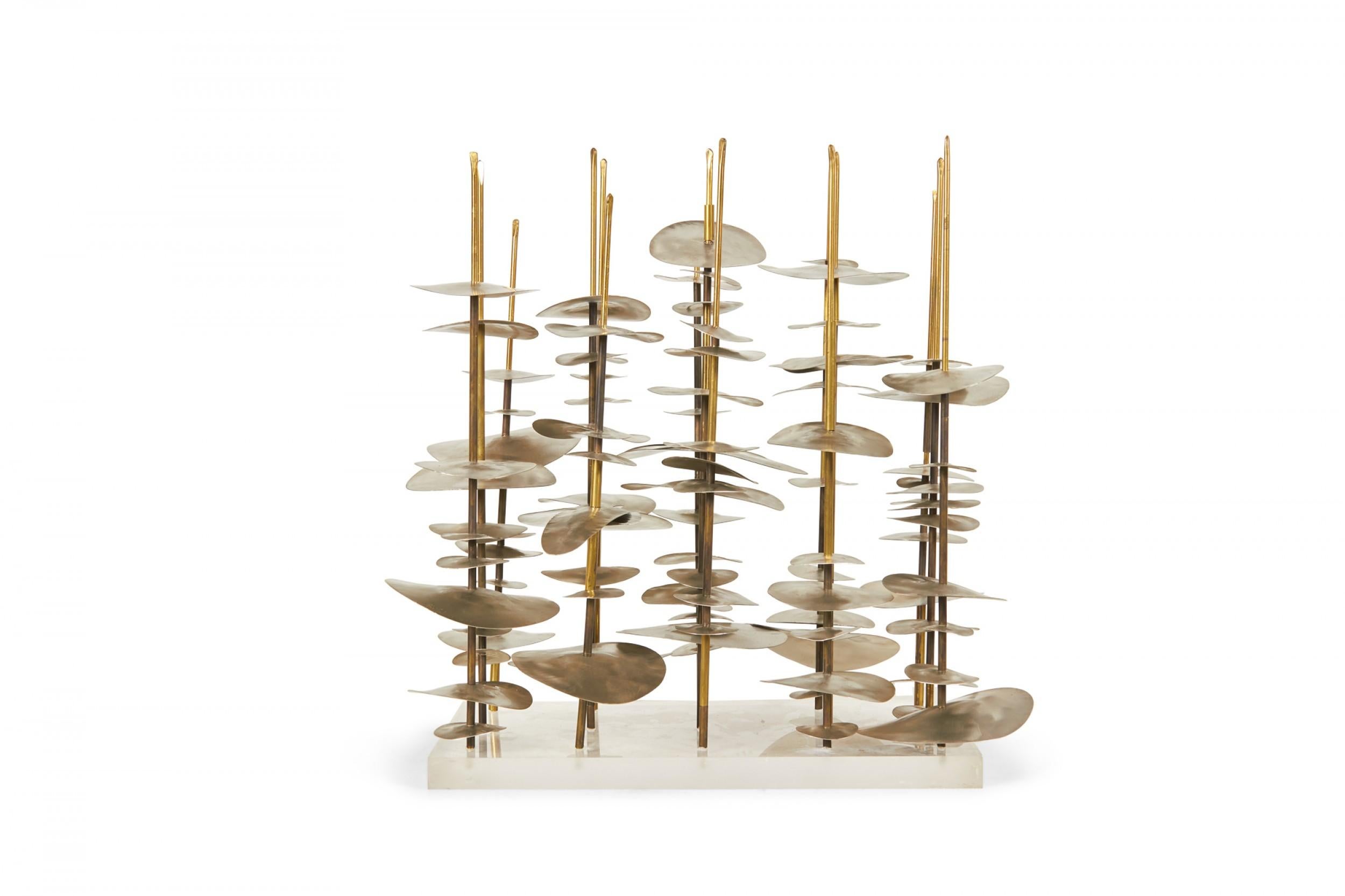 Scultura astratta in ottone e nichel di Robert Lee Morris montata su una base di lucite in vendita 2