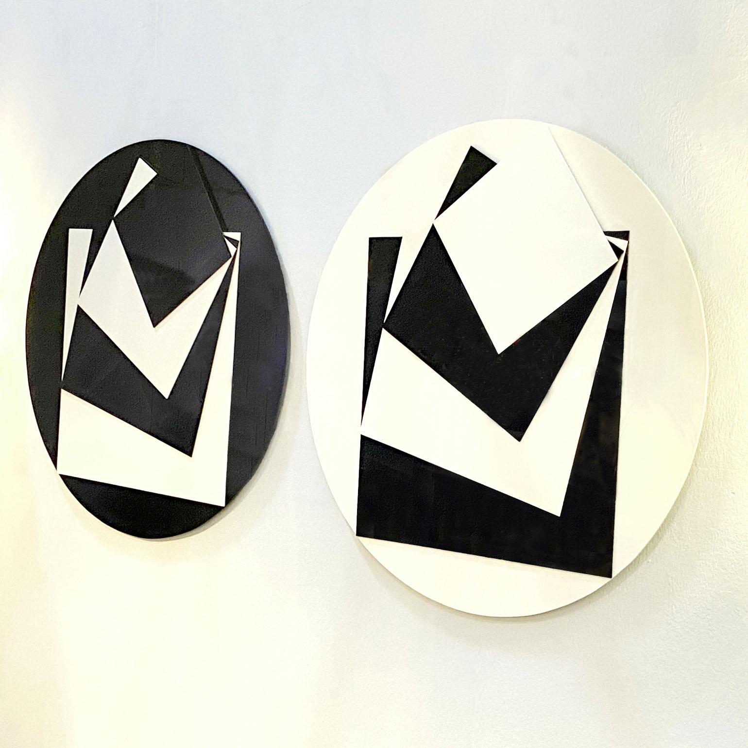 Zwei minimalistische, abstrakte, runde Plexiglas-Kunstwerke in Schwarz-Weiß von Ciryl Lixenberg, Britin, 1960er Jahre (1932 - 2015). Die Reliefs bestehen aus Quadraten aus abwechselnd schwarzen und weißen Plexiglasplatten, die auf einem