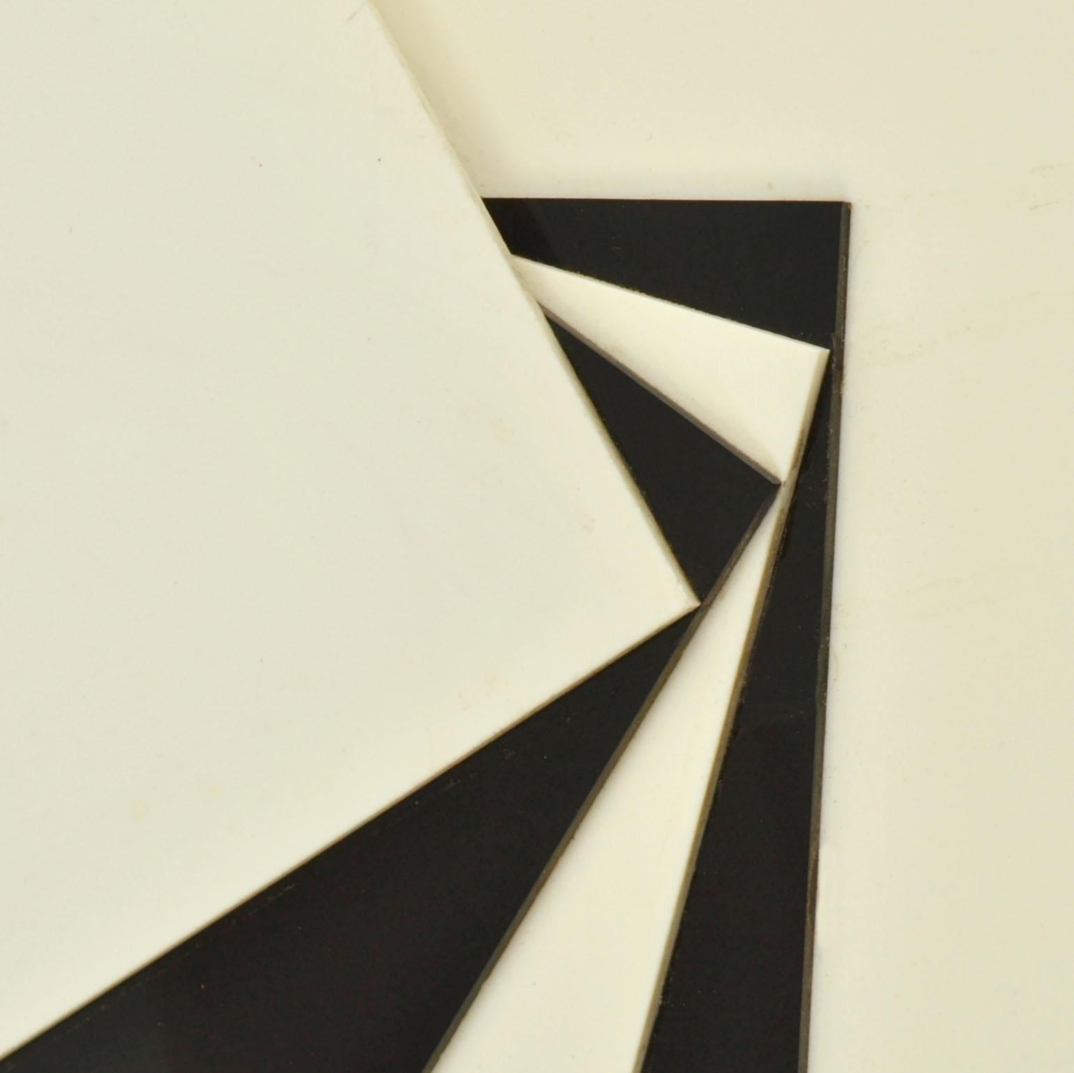 Abstrakte runde schwarz-weiße Perspex-Kunstwerke, UK 1960er Jahre (Mitte des 20. Jahrhunderts) im Angebot