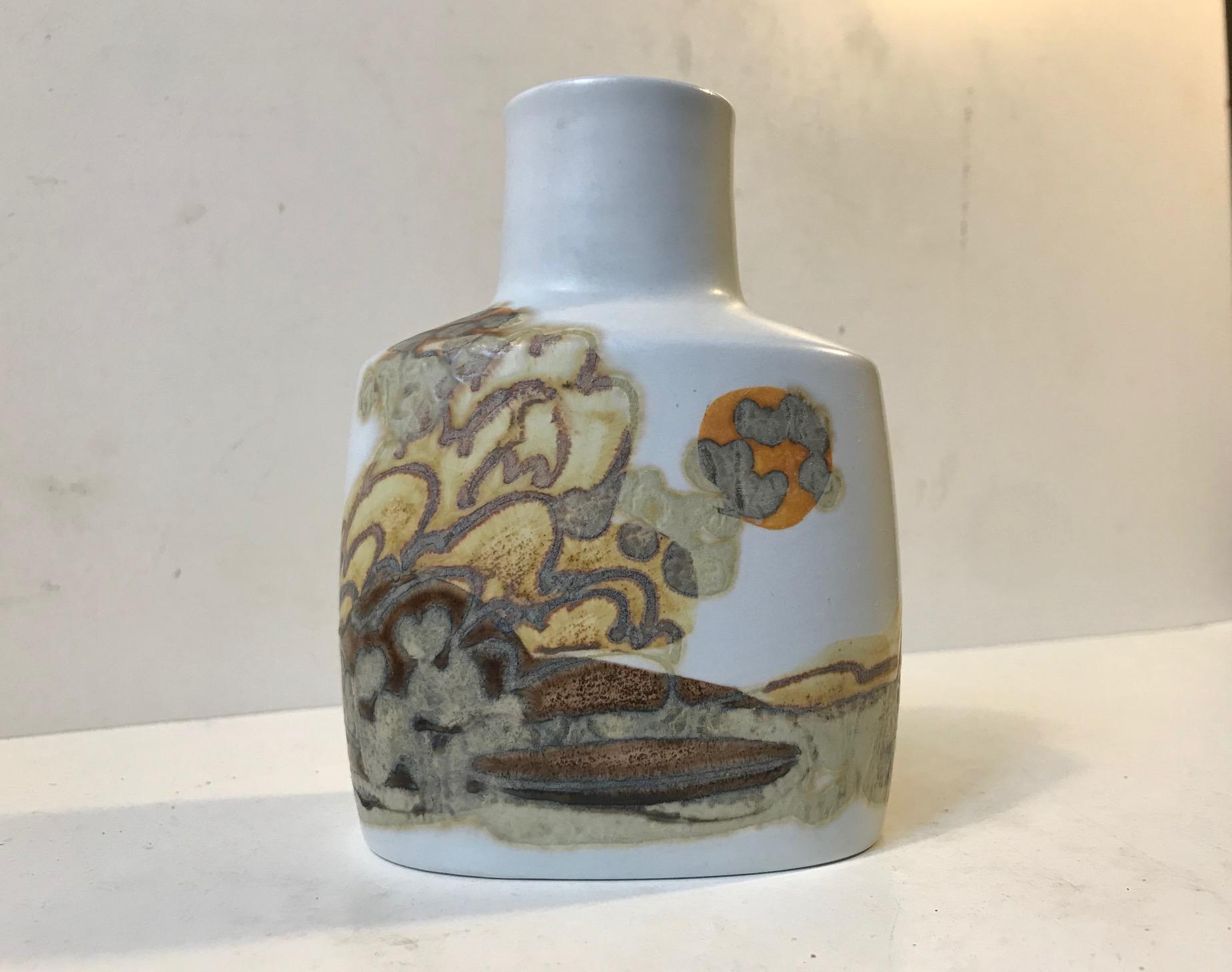 Fayence-Vase mit glasiertem abstrakt-modernistischem Motiv in kontrastierenden Glasuren. Entworfen von der dänischen Keramikerin Ellen Malmer (EM) und hergestellt von Royal Copenhagen in den 1970er Jahren. Vollständig signiert, nummeriert und auf