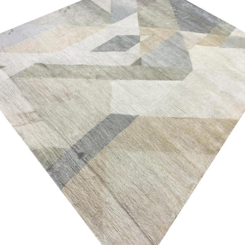 Contemporary rug handmade in silk and cotton.
- Belonging to the Abstract Collection.
- As it is made by hand, its tones are not uniform, which makes it much easier to decorate with fabrics.
- Soft and luminous piece with multicolor geometries