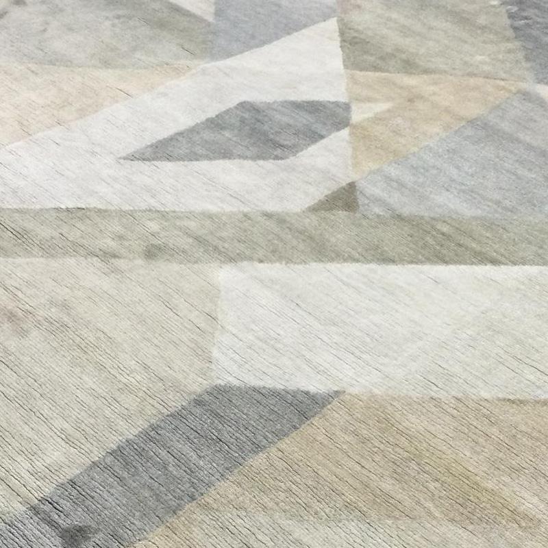 Geometrischer handgefertigter Teppich aus Seide und Baumwolle (Handgeknüpft) im Angebot