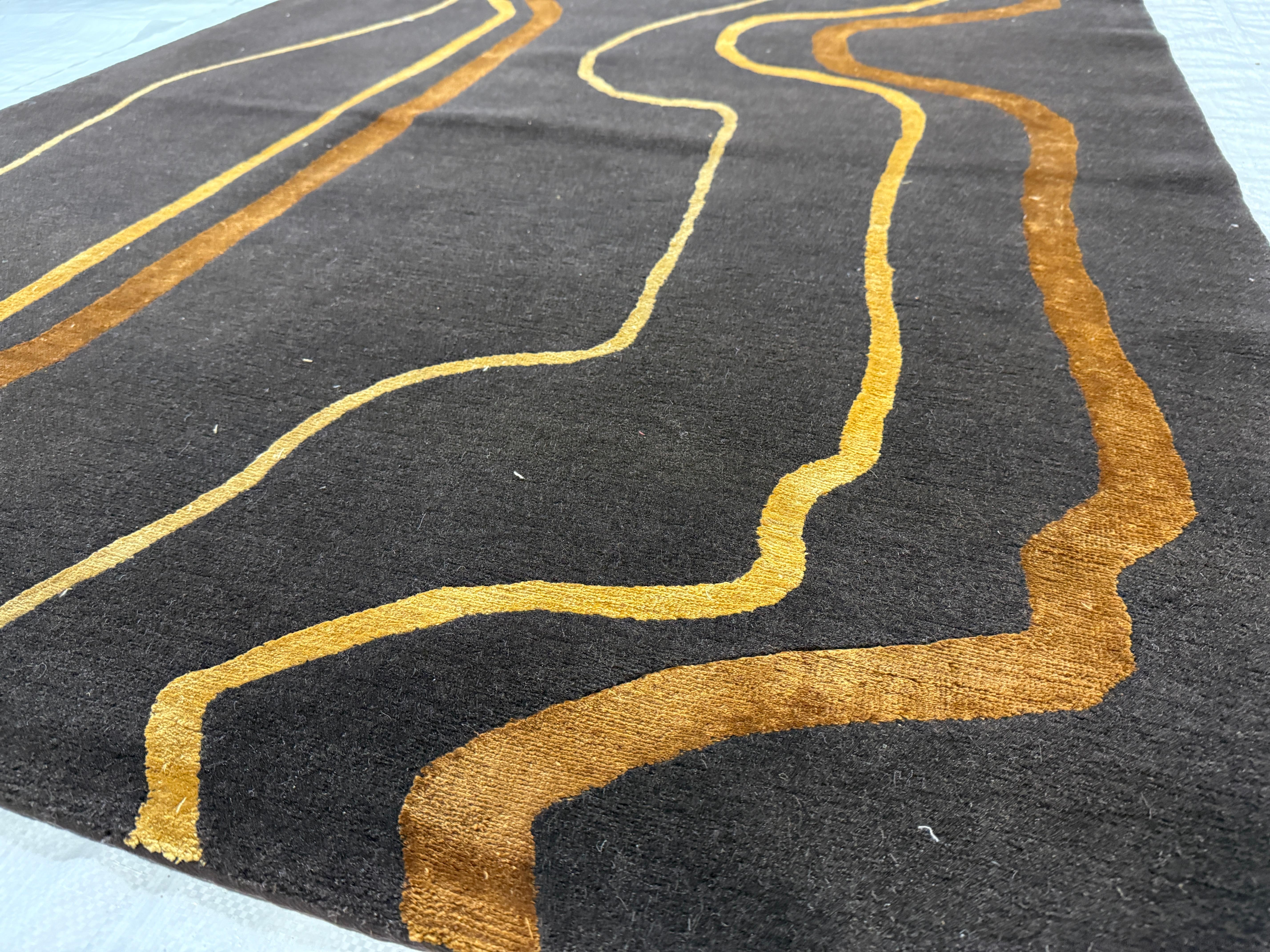 Annodato a mano Tappeto runner astratto in marrone oro contemporaneo, realizzato a mano in lana e seta, 