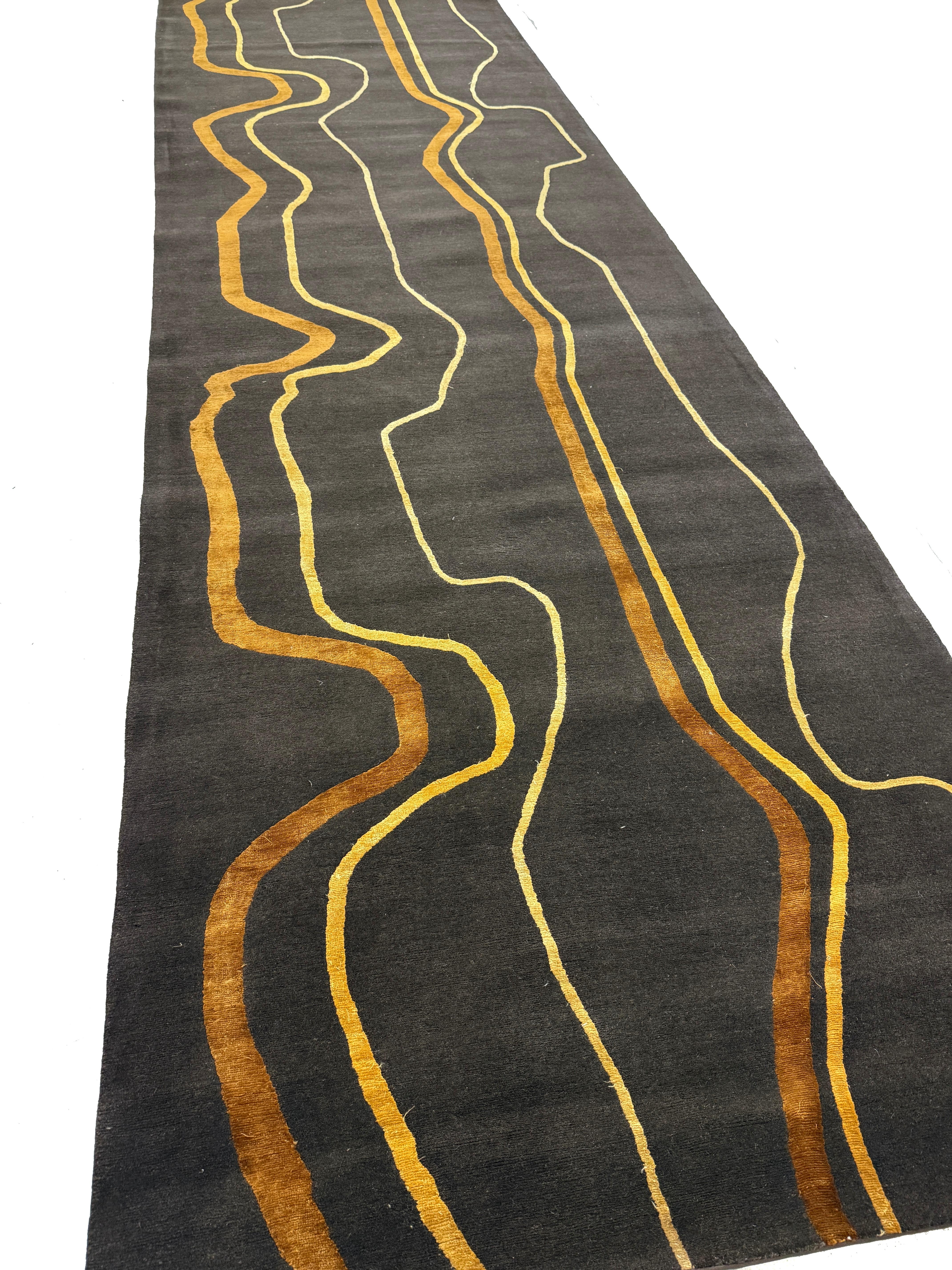 Tappeto runner astratto in marrone oro contemporaneo, realizzato a mano in lana e seta, 