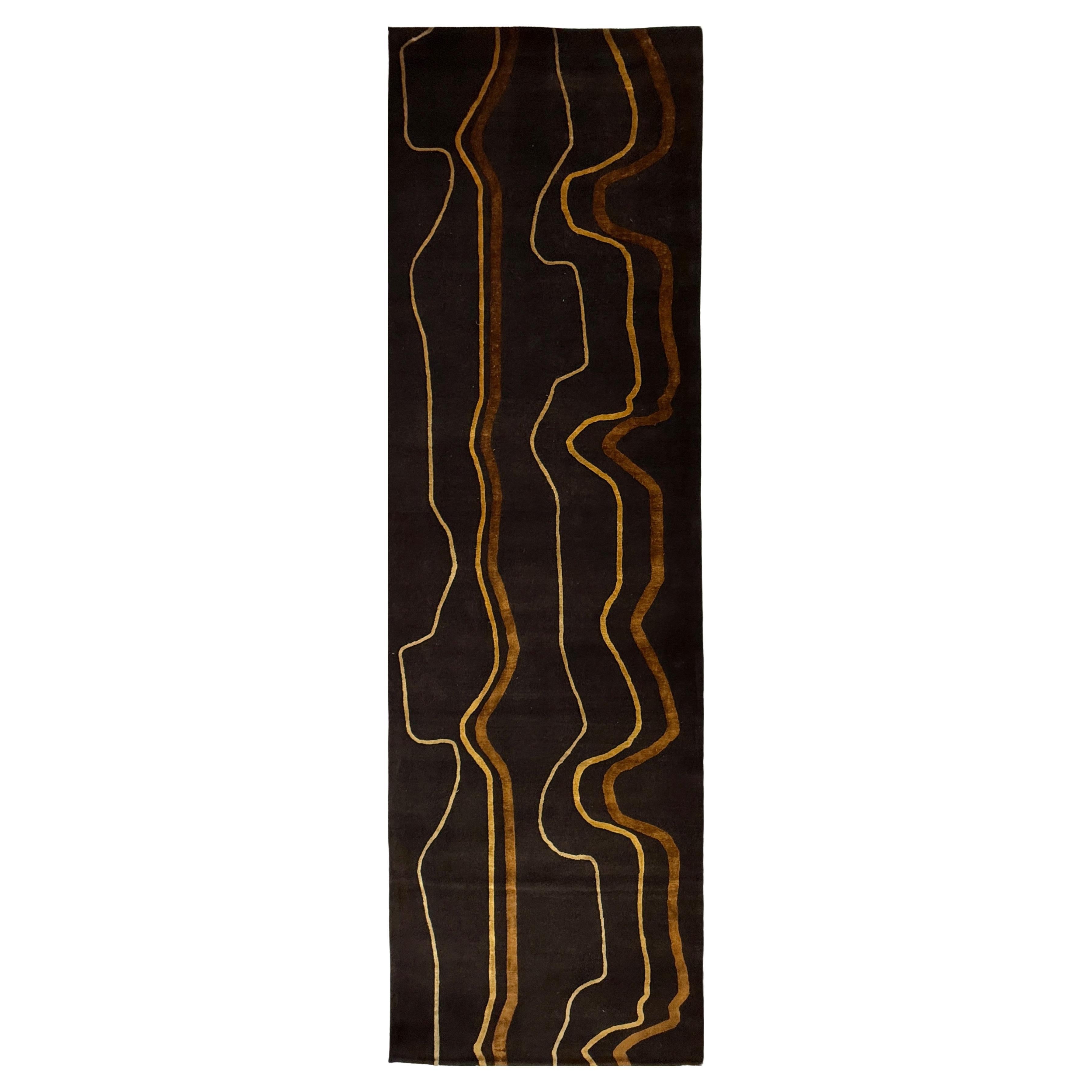 Tappeto runner astratto in marrone oro contemporaneo, realizzato a mano in lana e seta, "Boogie". in vendita
