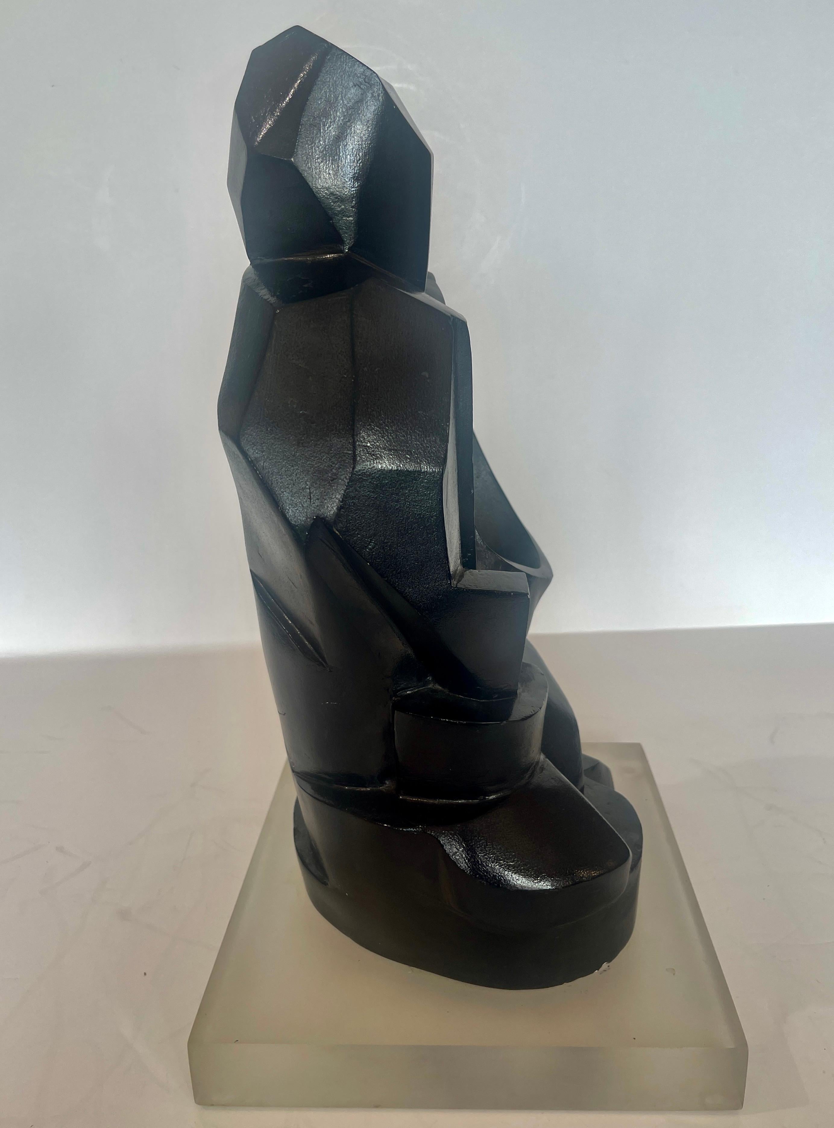 Fatto a mano Scultura astratta in stile brutalista su base di lucite in vendita