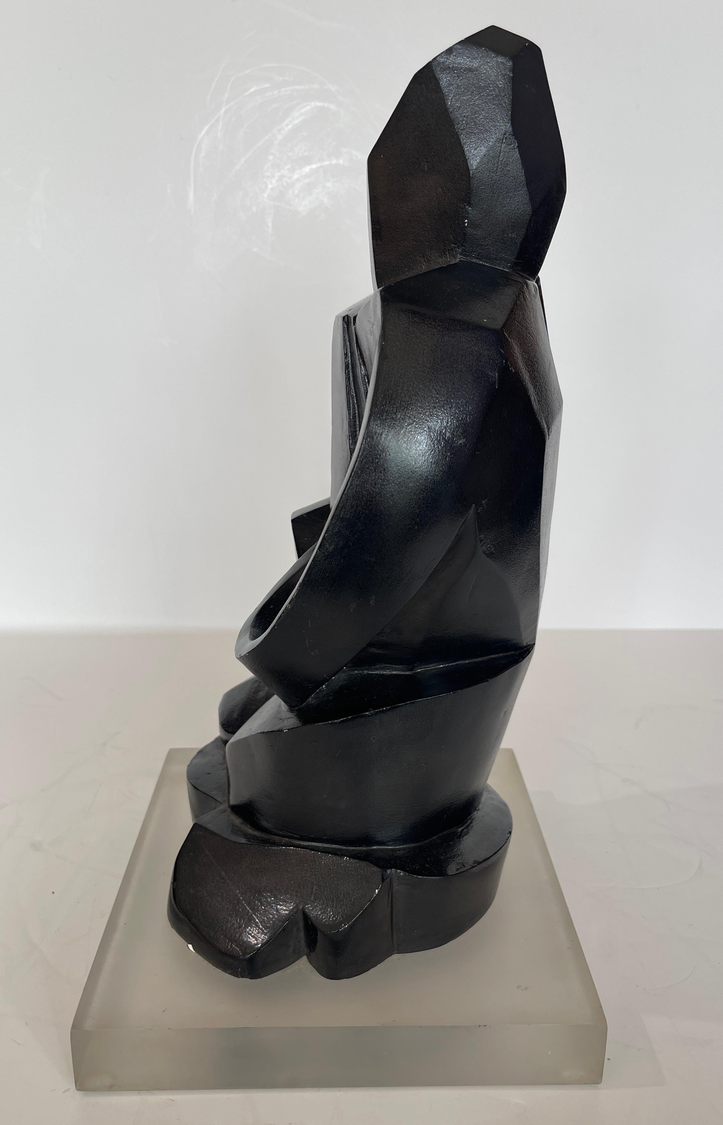 Scultura astratta in stile brutalista su base di lucite In condizioni buone in vendita a West Palm Beach, FL