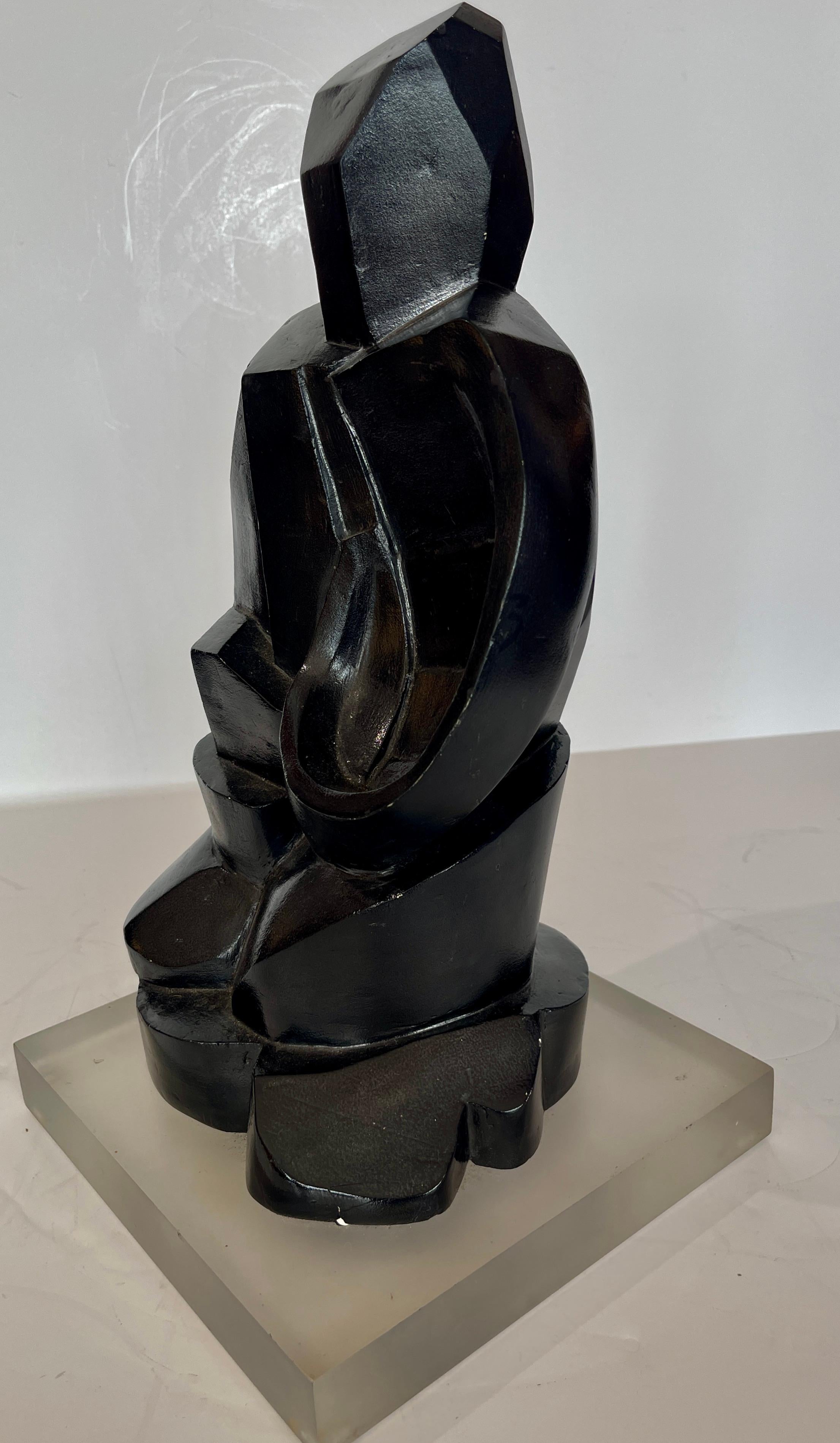 Pietra Scultura astratta in stile brutalista su base di lucite in vendita