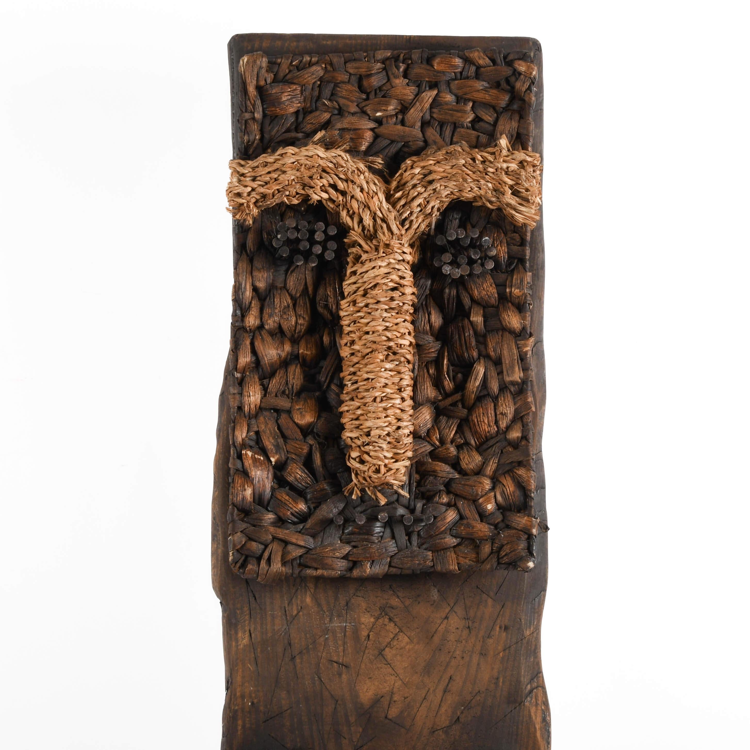 Una escultura abstracta de Antonia Eiriz Vázquez se centra en la forma y la emoción más que en una representación realista. El rostro se representa mediante formas geométricas y elementos minimalistas, con sutiles indicaciones de rasgos como los