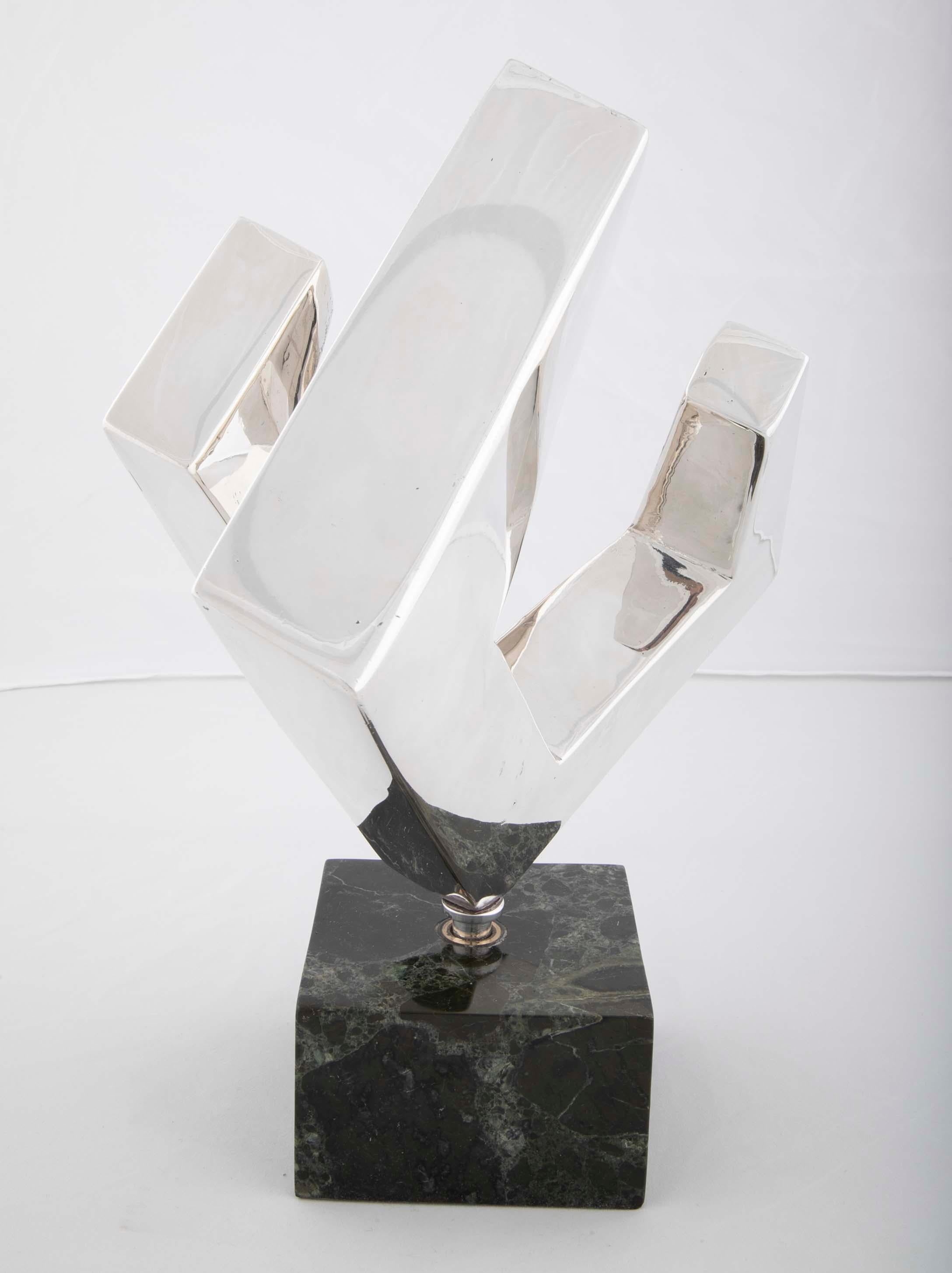 Eine versilberte abstrakte Skulptur von Lucile Driskell (1924-2017), signiert und nummeriert 1/100.