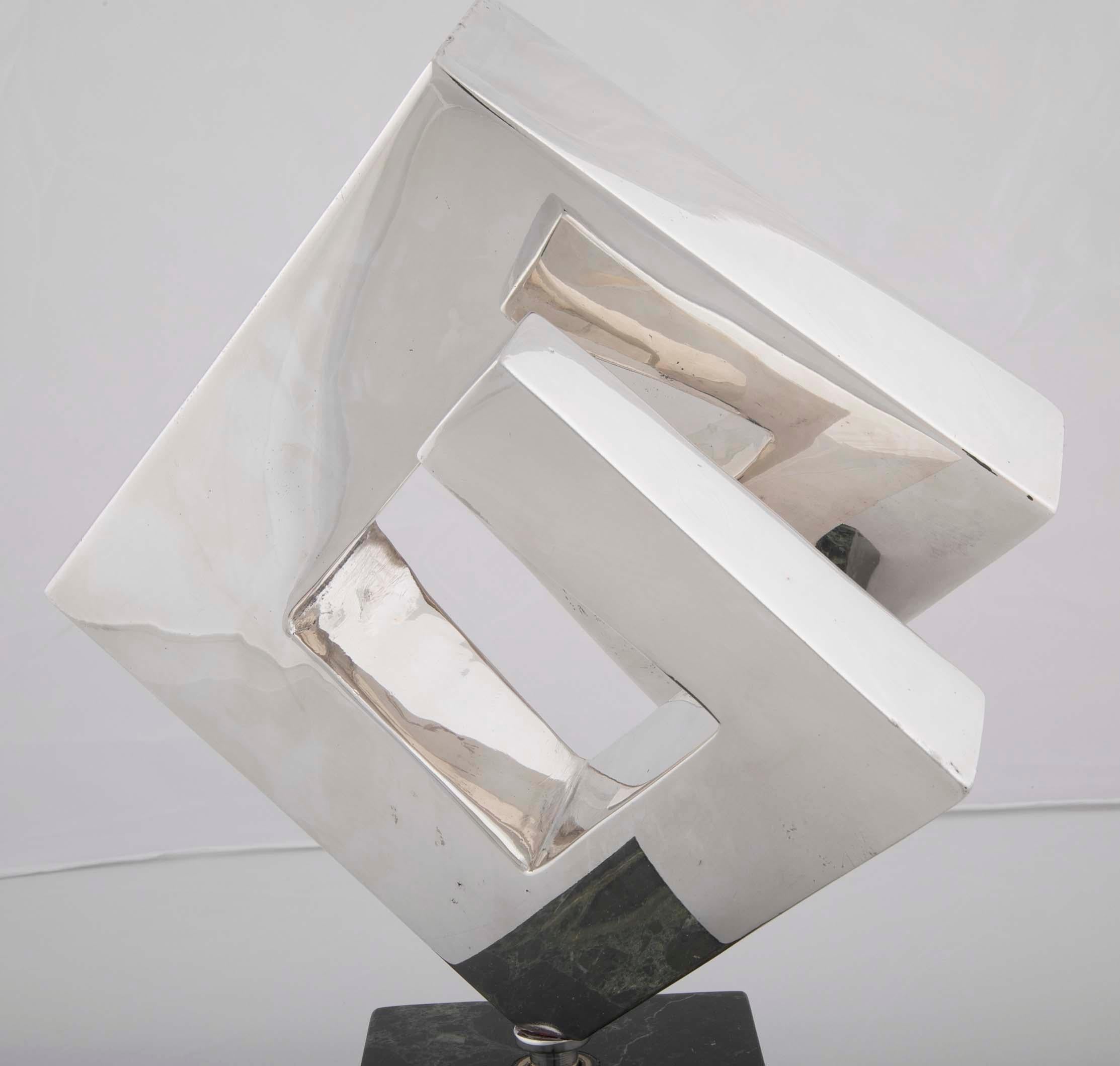 Argenté Sculpture abstraite de Lucile Driskell ressemblant à une clé grecque en vente