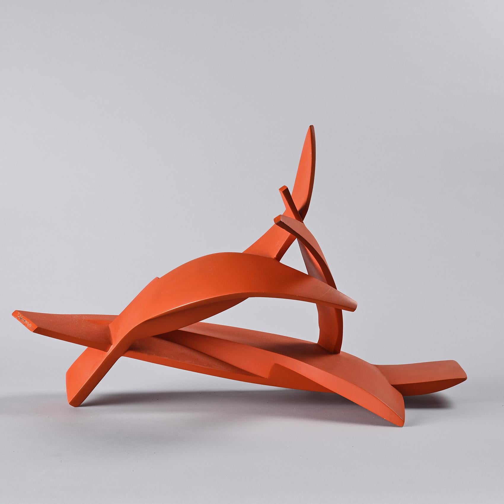 
Sculpture abstraite de Paolo Schiavocampo, créée vers 1970.

Formée de plans imbriqués et découpés, la pièce se déploie en une silhouette tendue, presque déséquilibrée, animée par une teinte orange vibrante. Les volumes anguleux et le jeu des vides