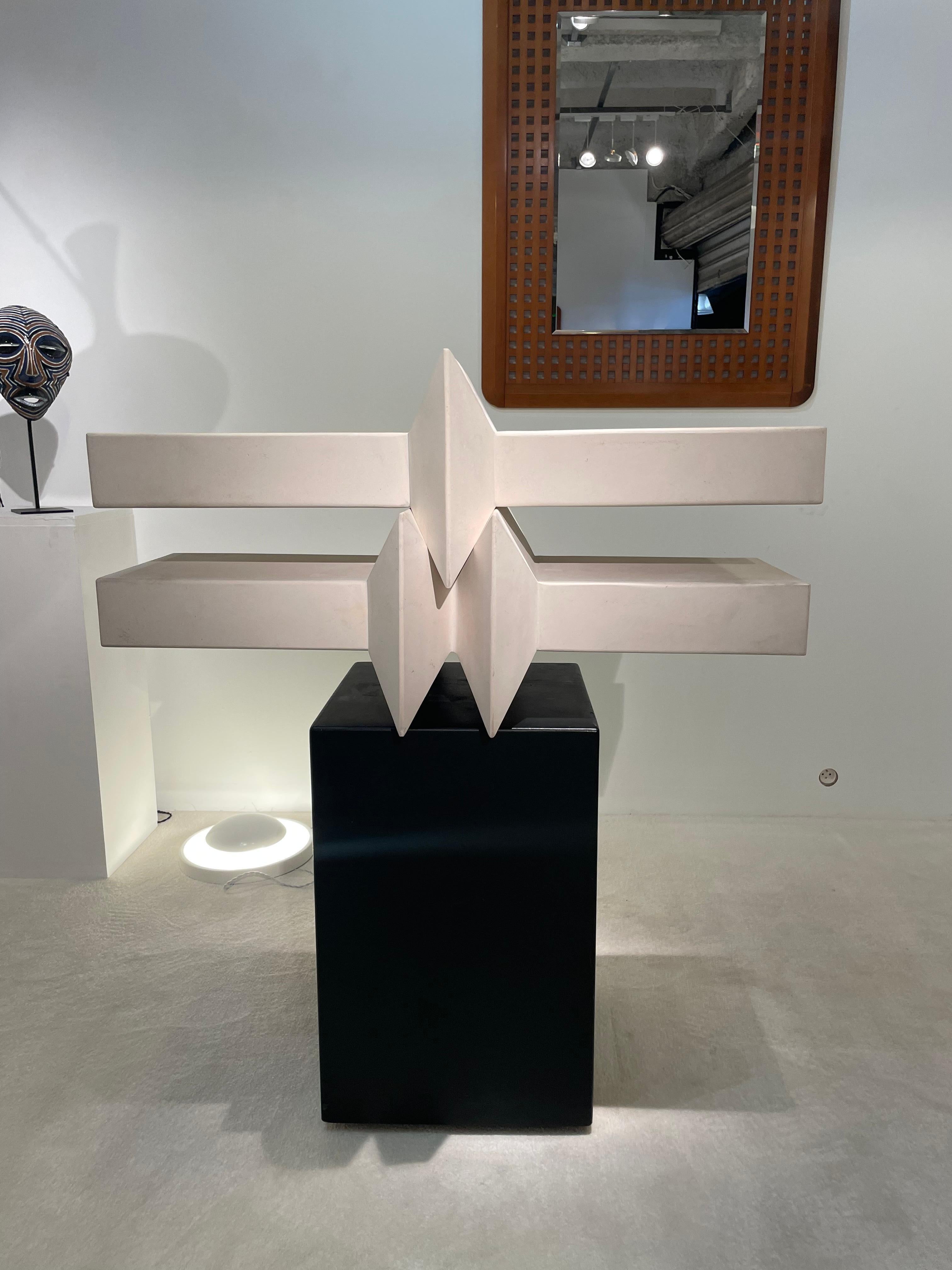 The Belgian Renaat Ramon is a true multi-talent. His oeuvre includes sculptures, paintings and graphics as well as installations and futuristic furniture design, texts and poems. The basic IDEA of ??constructivism and minimalism runs through all his