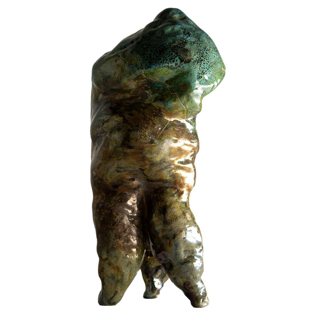 Mehrdimensionale, surreale Keramikskulpturen mit anthropomorphen Formen fordern evolutionäre Schöpfungen heraus. Dreibeiner in einer stabilen Position der Apathie, der Unbeweglichkeit, der gespreizten Beine oder vielleicht bereit zum Start? Sie