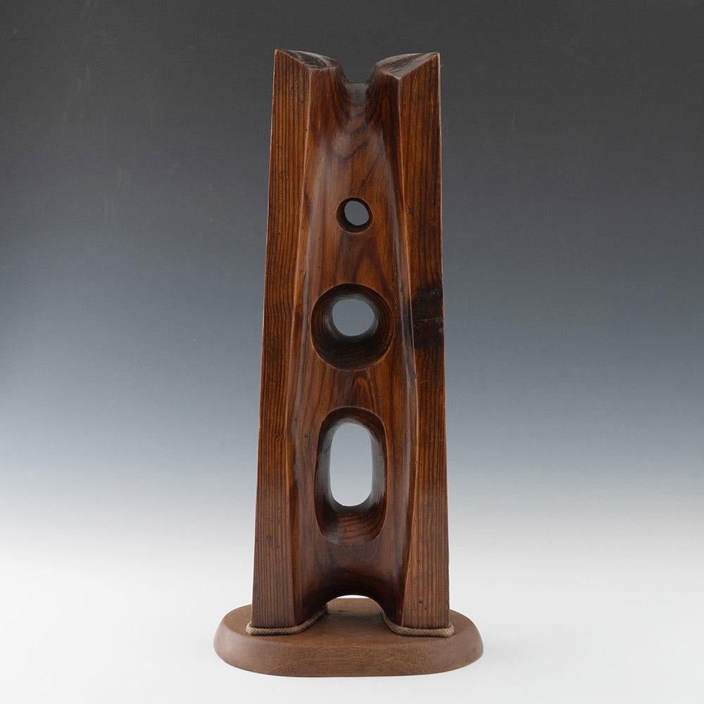 Intestazione: scultura astratta firmata da Charles Neville Bertram in rovere tinto e base in teak.
Data: c1960
Origine : Liverpool, Inghilterra
Dimensioni :  Altezza 52 cm. Peso 3700g
Condit : Piccoli segni di usura commisurati all'età, che non