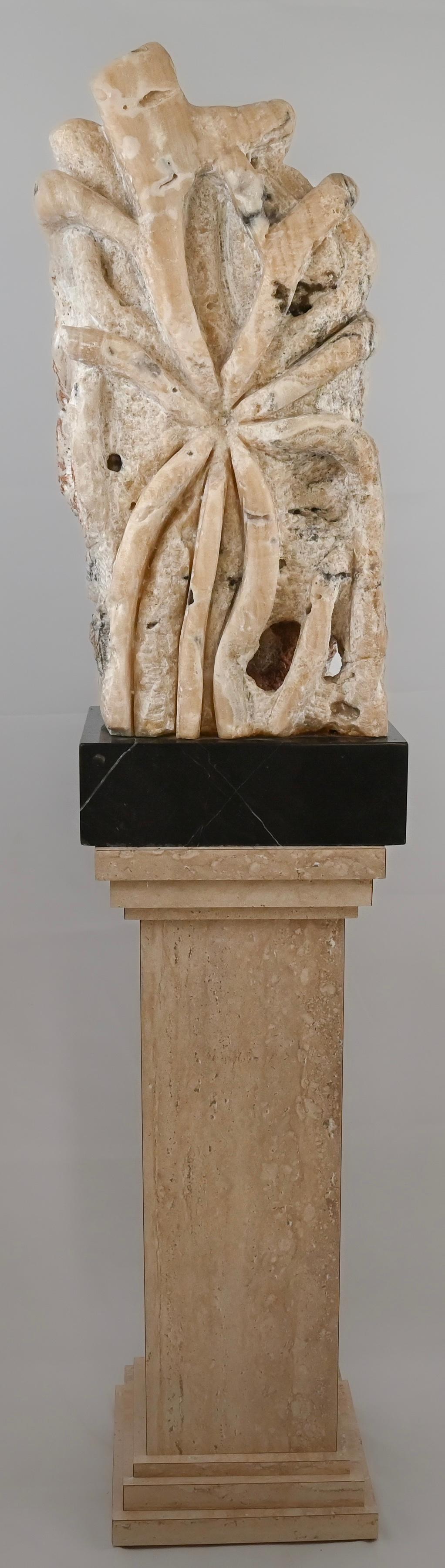 Abstrakte Steinskulptur eines chinesischen Gelehrtensteins auf einem Kunstmarmorständer im Angebot 1