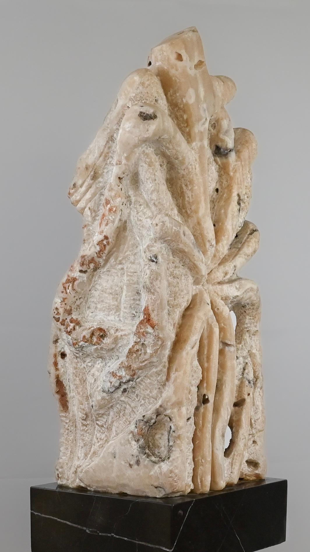 Scultura astratta in pietra Studioso cinese su supporto in finto marmo in vendita 1