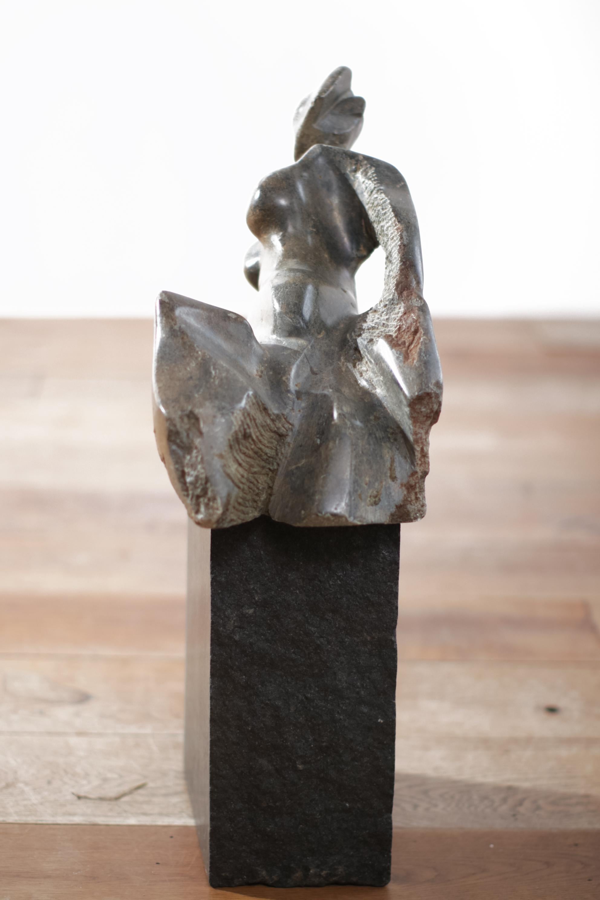 Sculpture abstraite Oiseau de la Terre Femme en vente 4