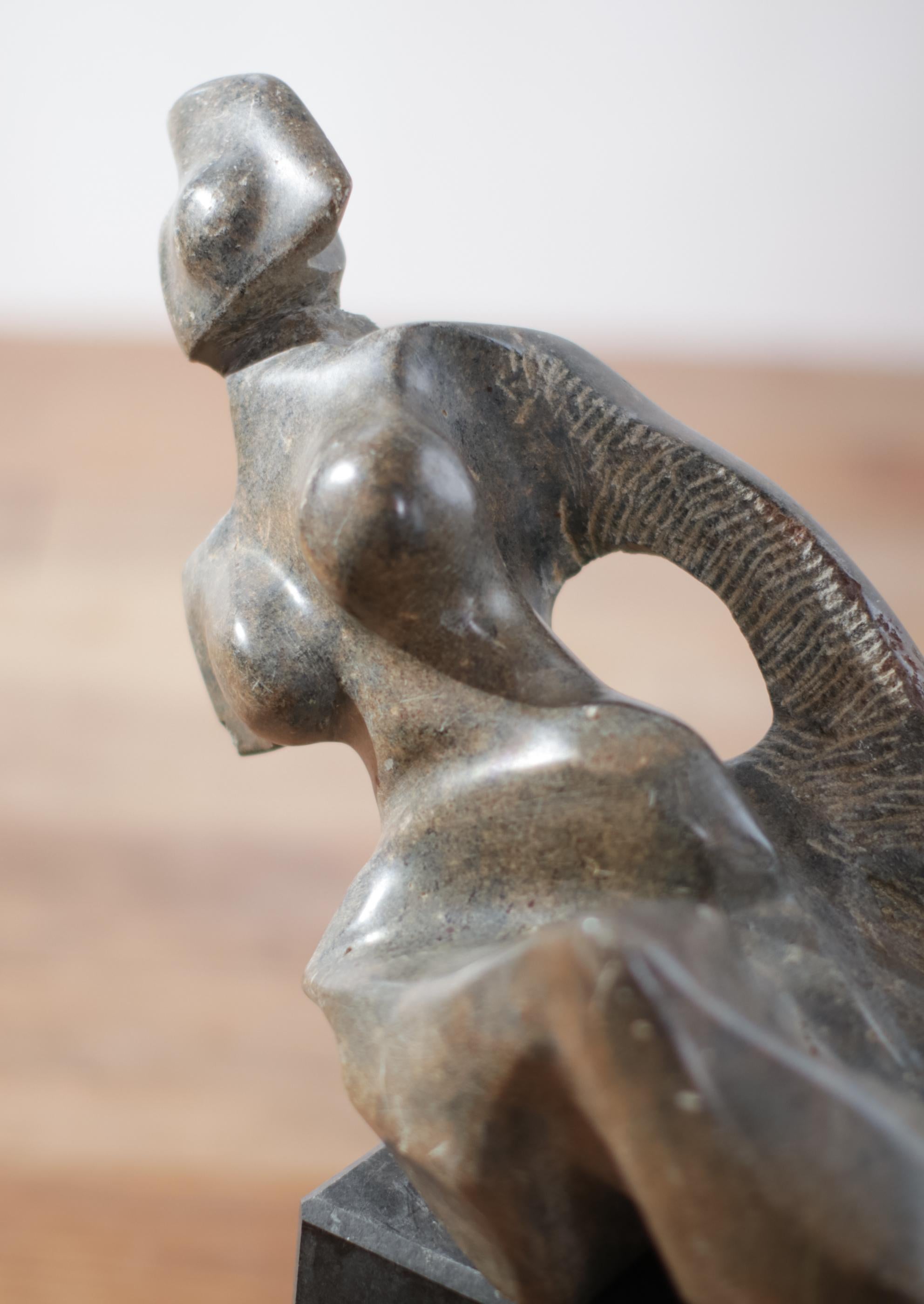Marbre noir de Belgique Sculpture abstraite Oiseau de la Terre Femme en vente