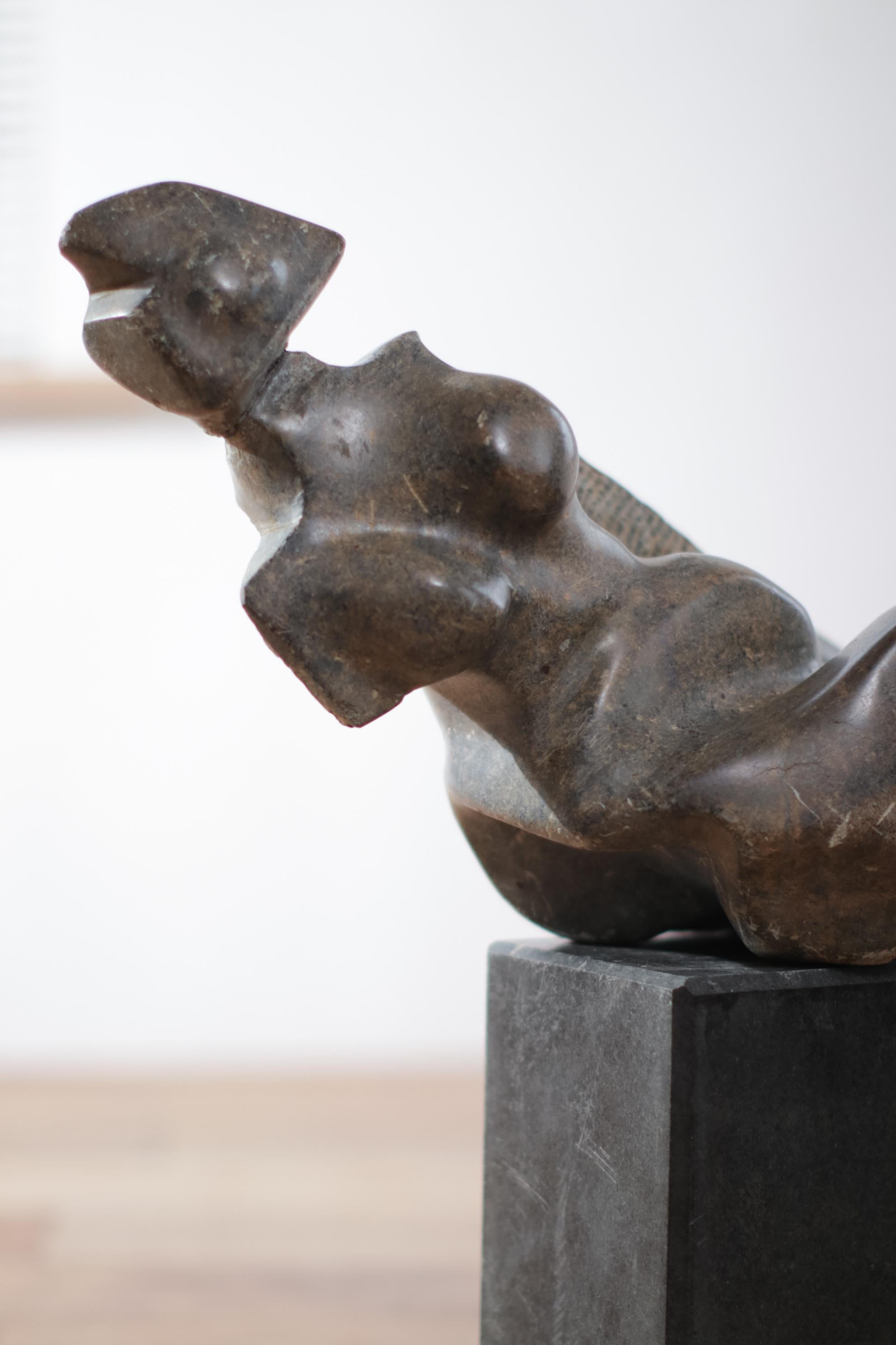 Sculpture abstraite Oiseau de la Terre Femme en vente 2