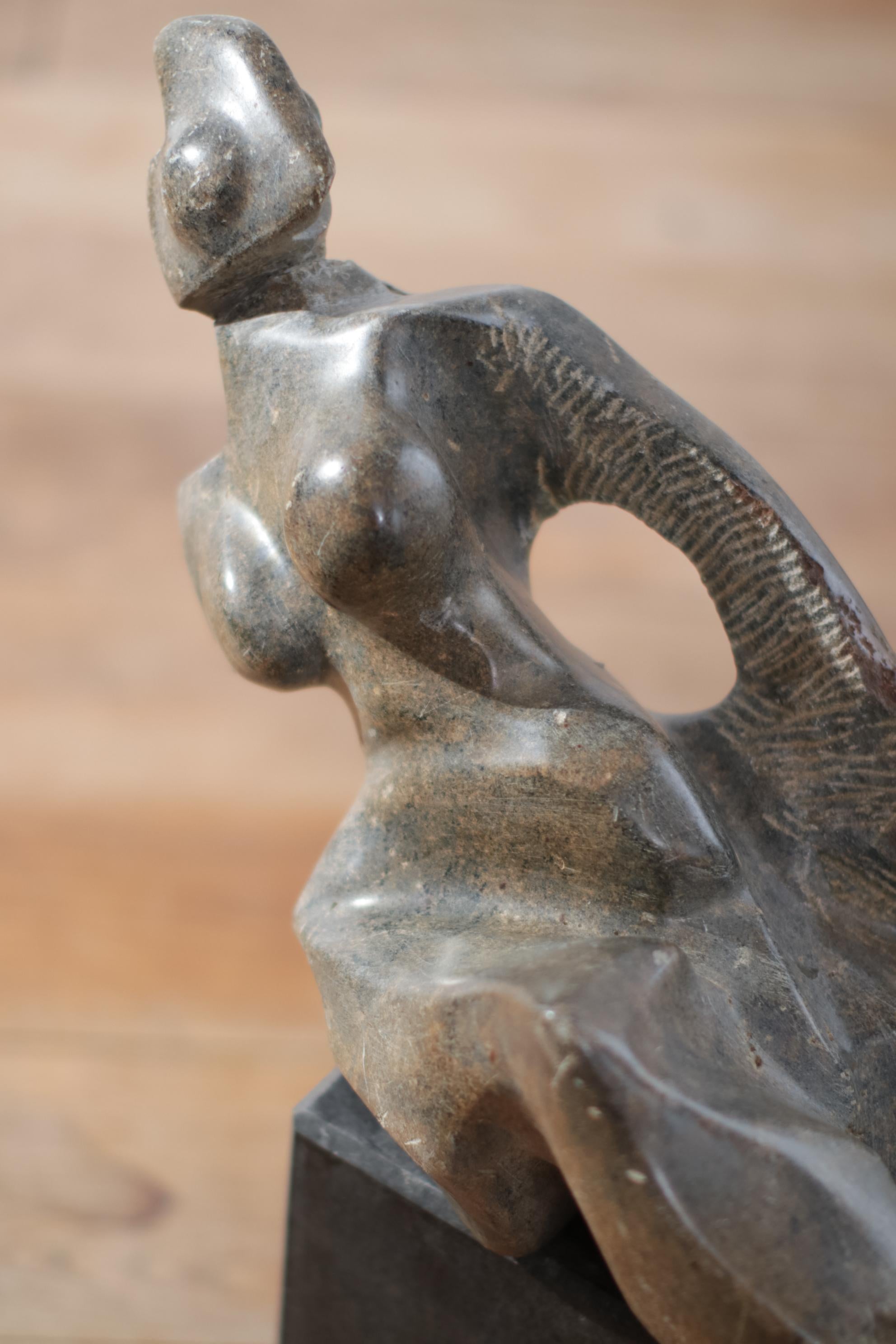 Sculpture abstraite Oiseau de la Terre Femme en vente 3