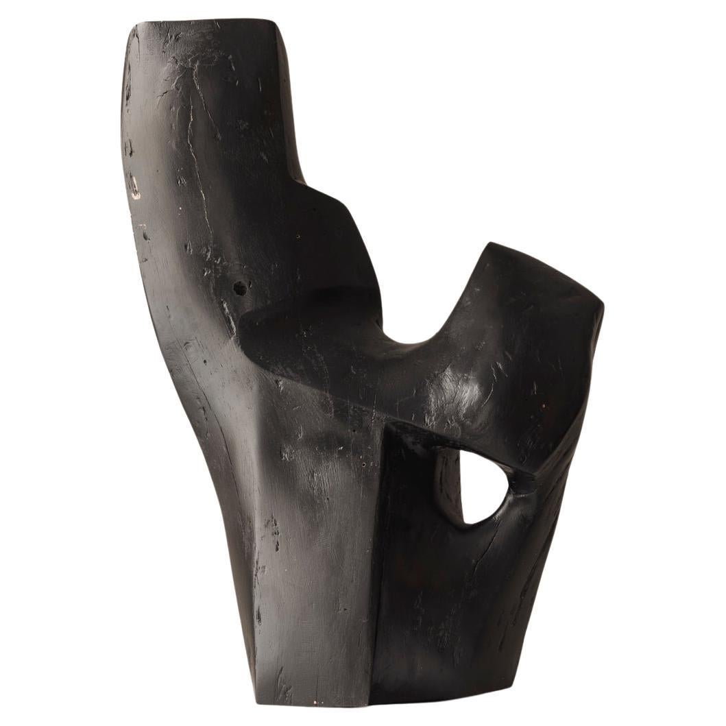 Abstract sculpture in solid dark stained wood dating from the 1950s. en vente
