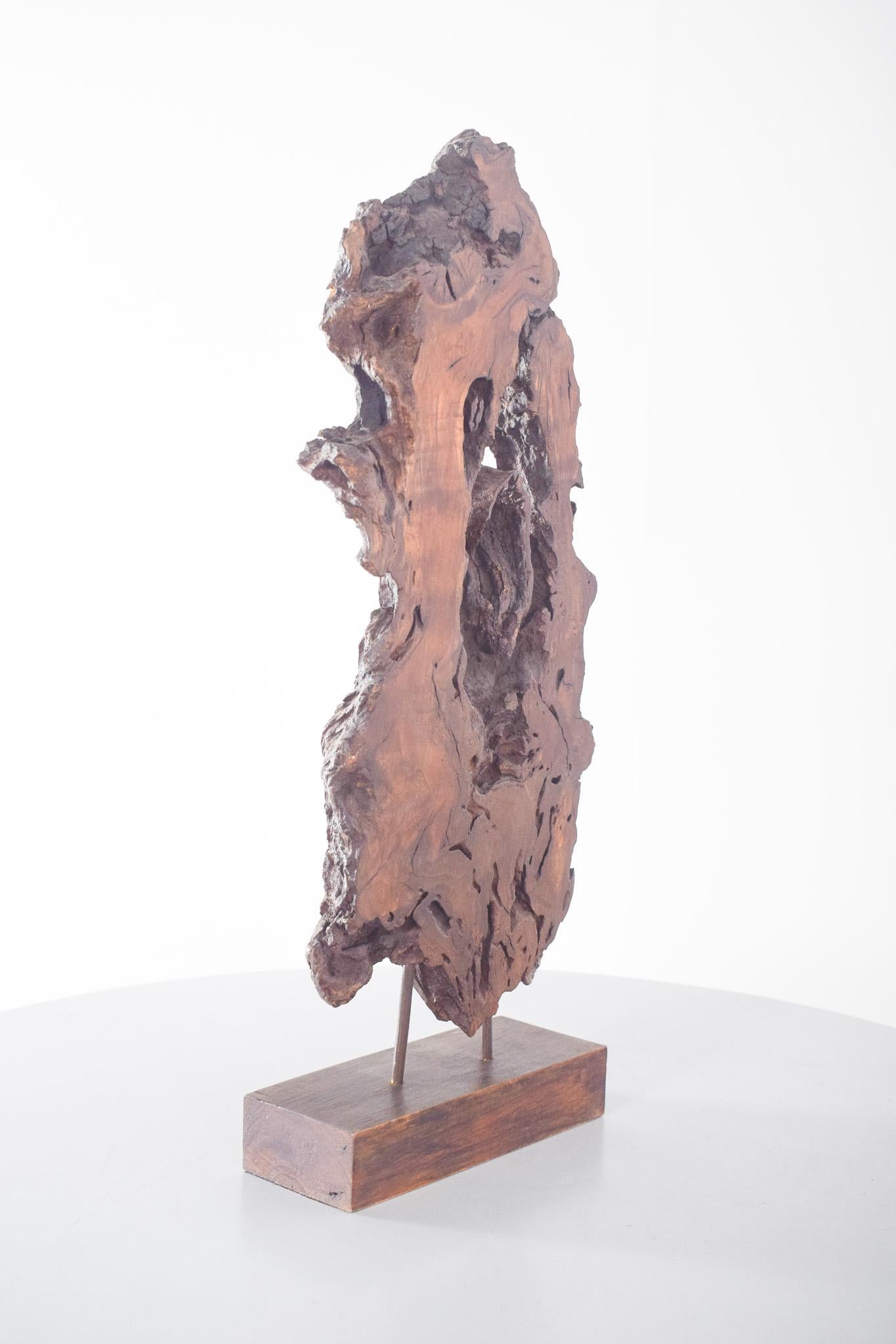 Portoghese Scultura astratta in legno di noce, europea in vendita
