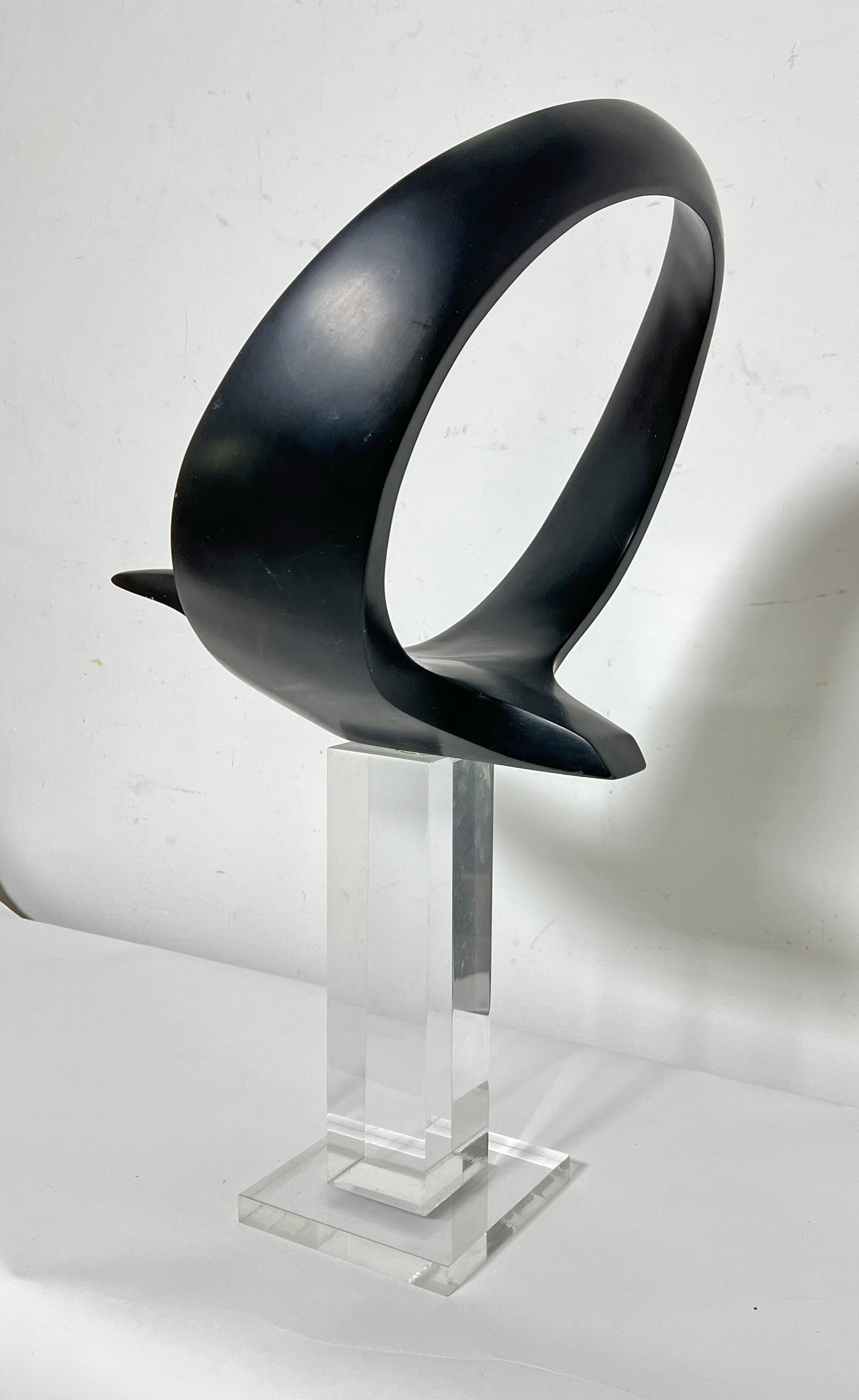 Una scultura astratta in pietra fusa di una gru in volo montata su un piedistallo in acrilico, risalente agli anni '70 circa, del noto artista giapponese Masatoyo Kishi 