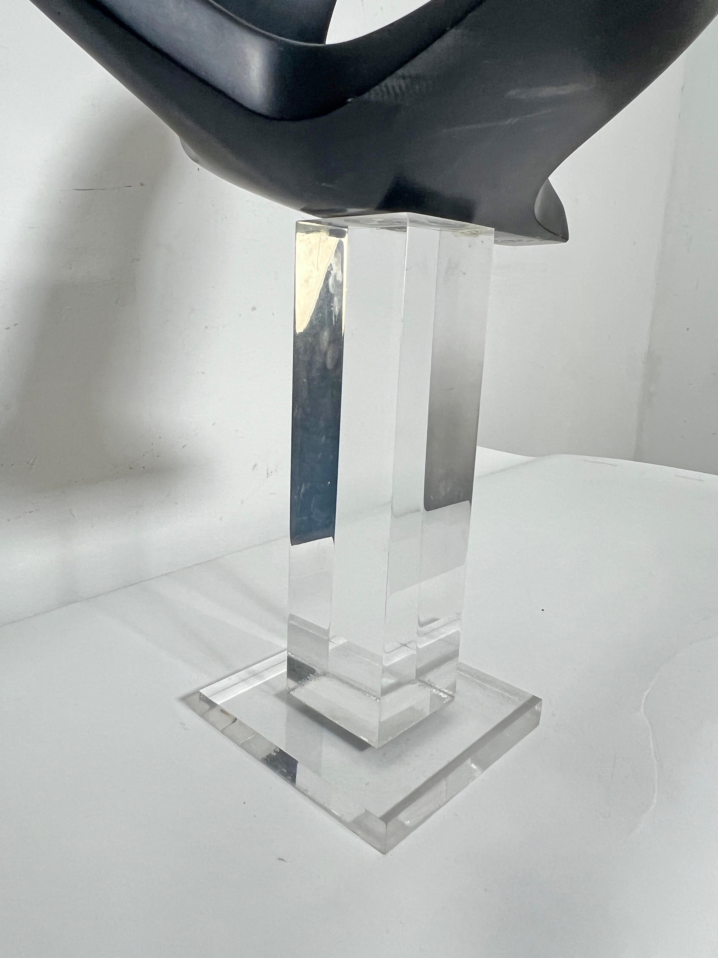 Scultura astratta di una gru in volo di Masatoyo Kishi 