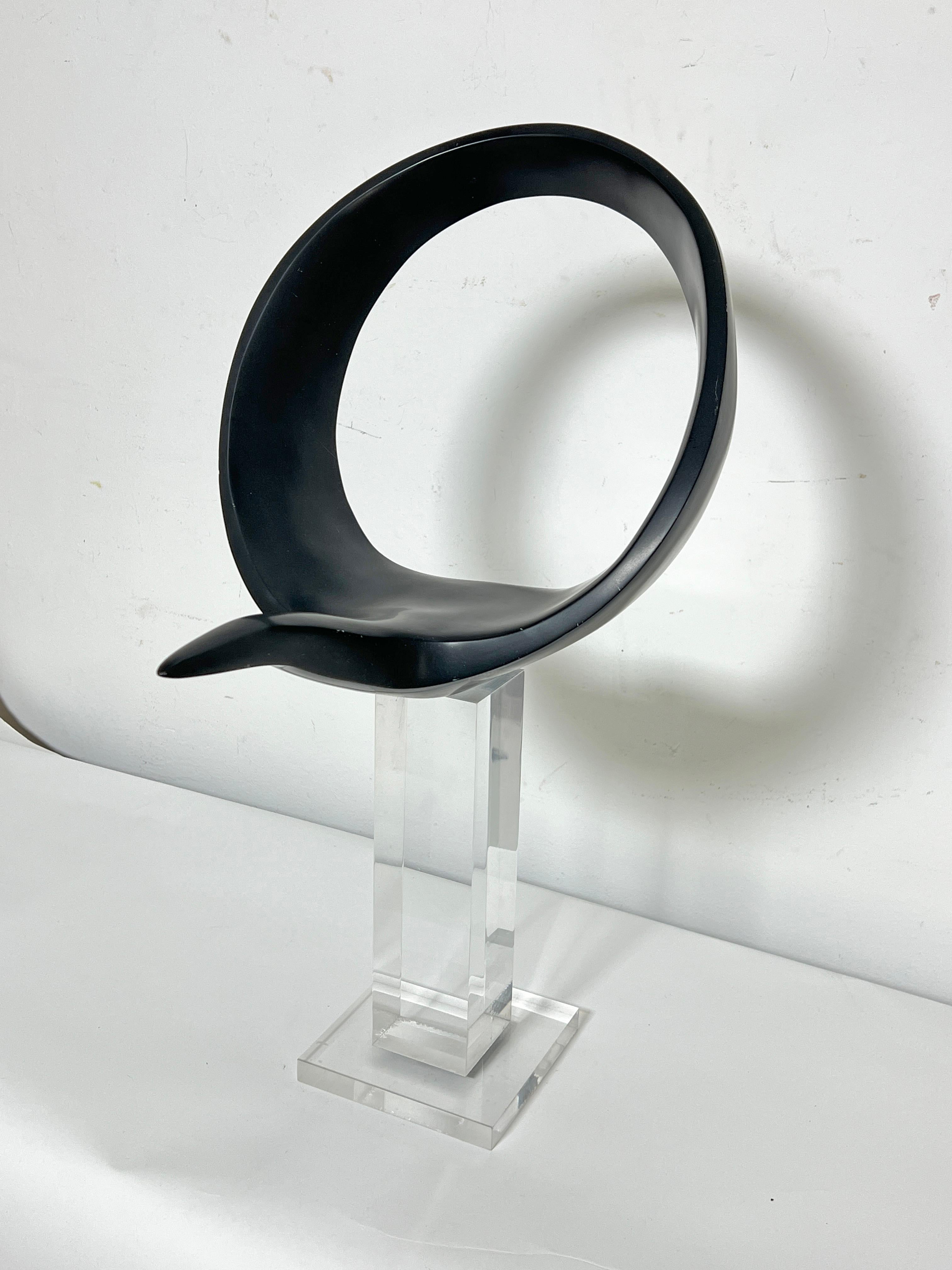 Scultura astratta di una gru in volo di Masatoyo Kishi 
