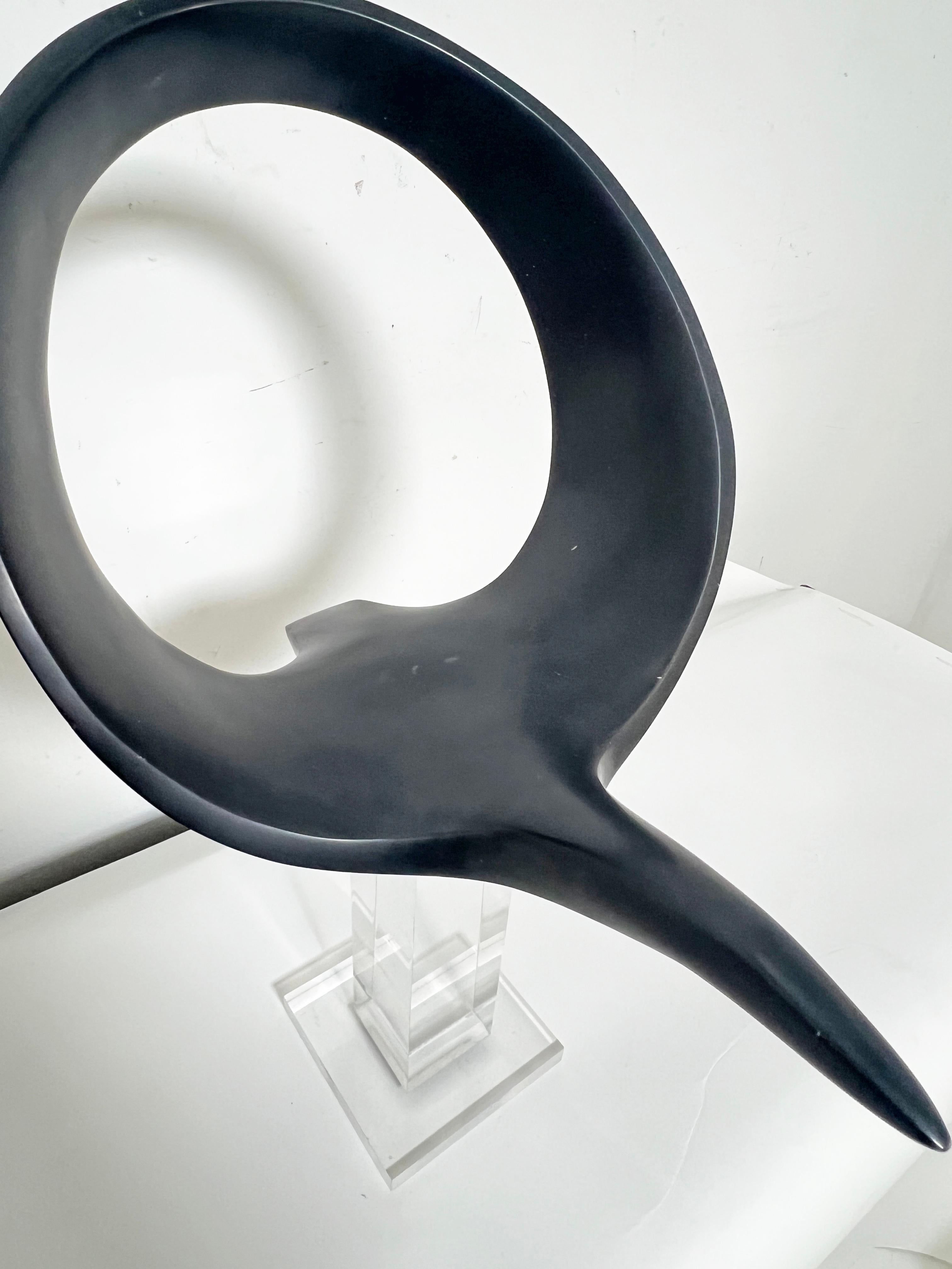 Scultura astratta di una gru in volo di Masatoyo Kishi 