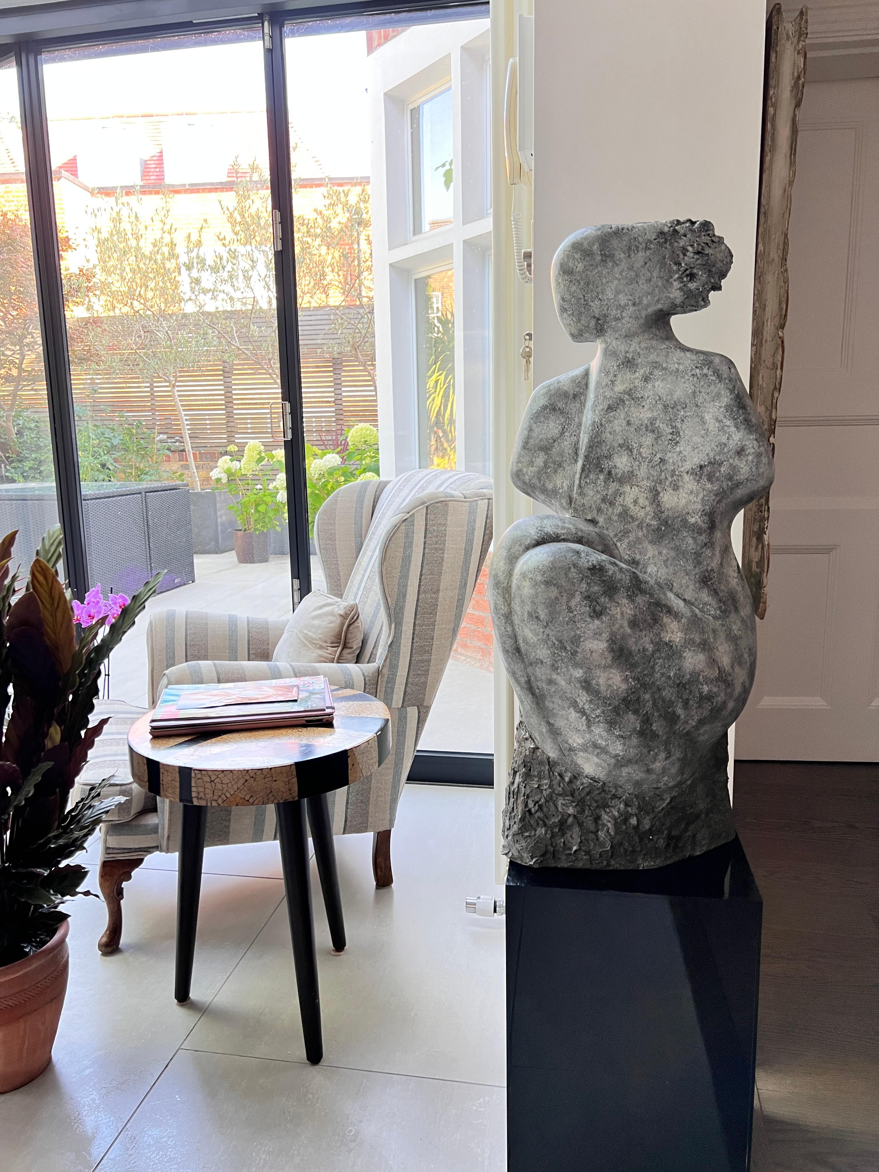 Moderno Scultura astratta di una donna seduta, pezzo unico, fuso in vendita