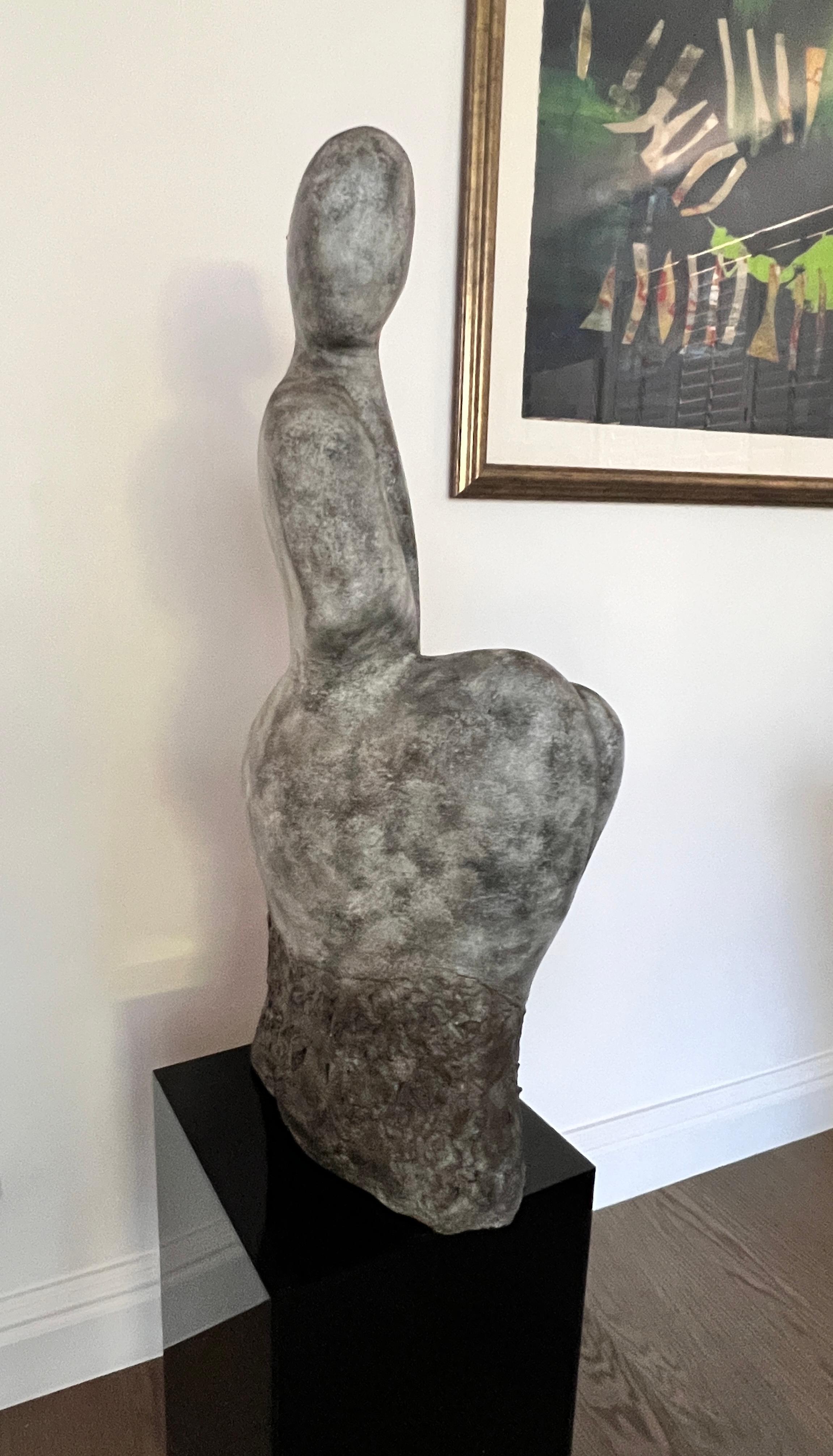 Britannico Scultura astratta di una donna seduta, pezzo unico, fuso in vendita