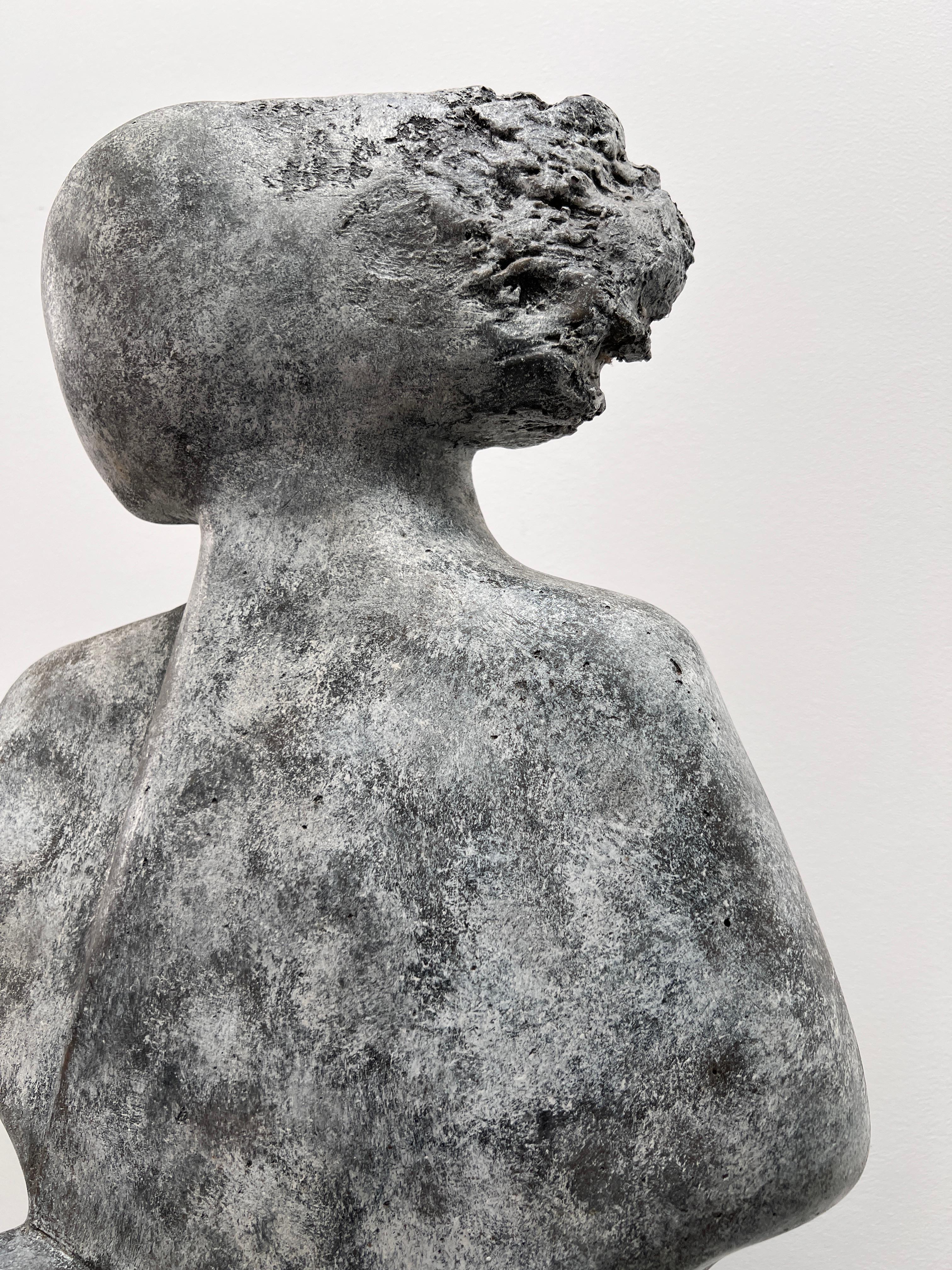 Calco Scultura astratta di una donna seduta, pezzo unico, fuso in vendita