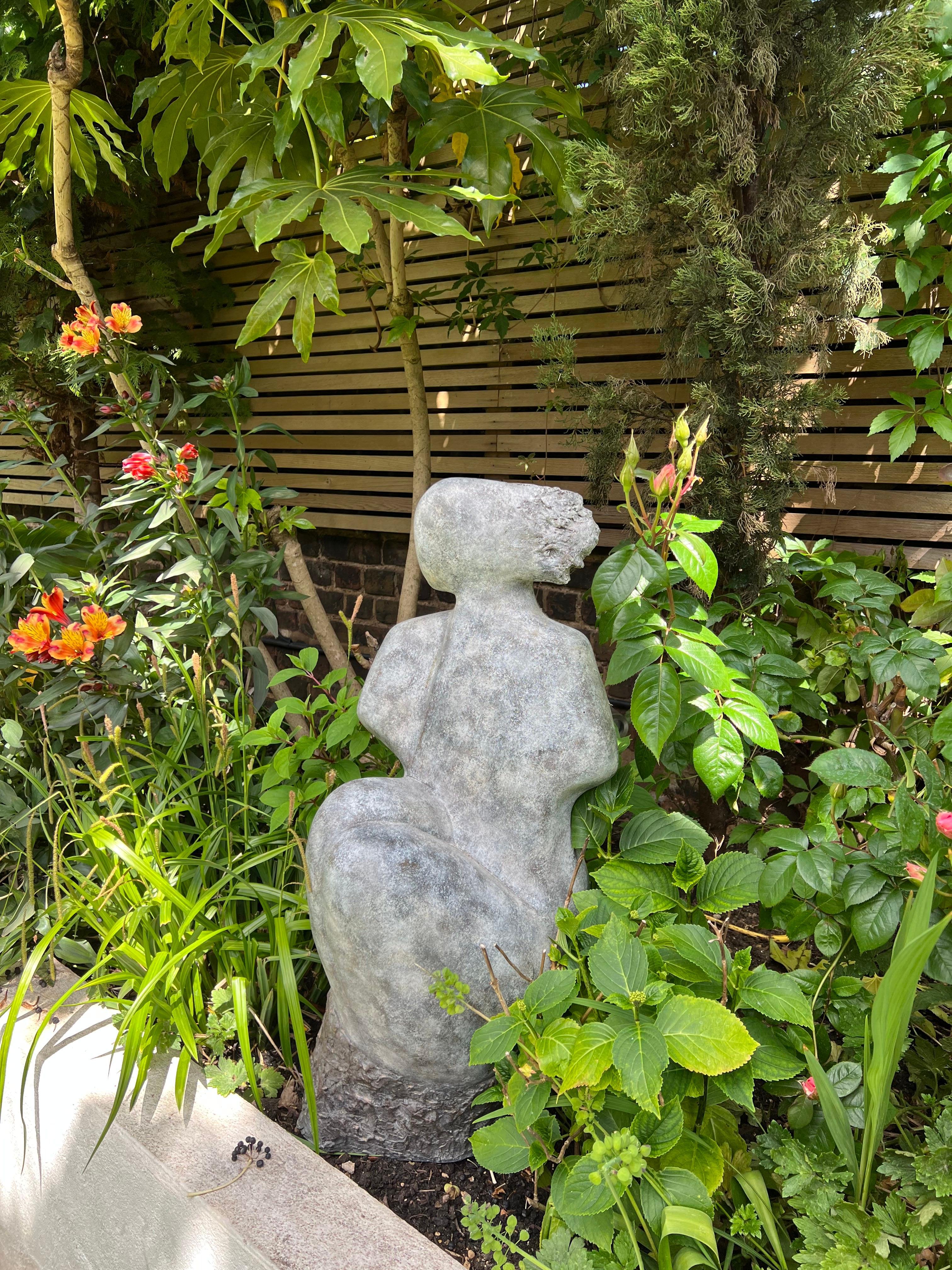 Scultura astratta di una donna seduta, pezzo unico, fuso In condizioni Nuovo in vendita a London, GB