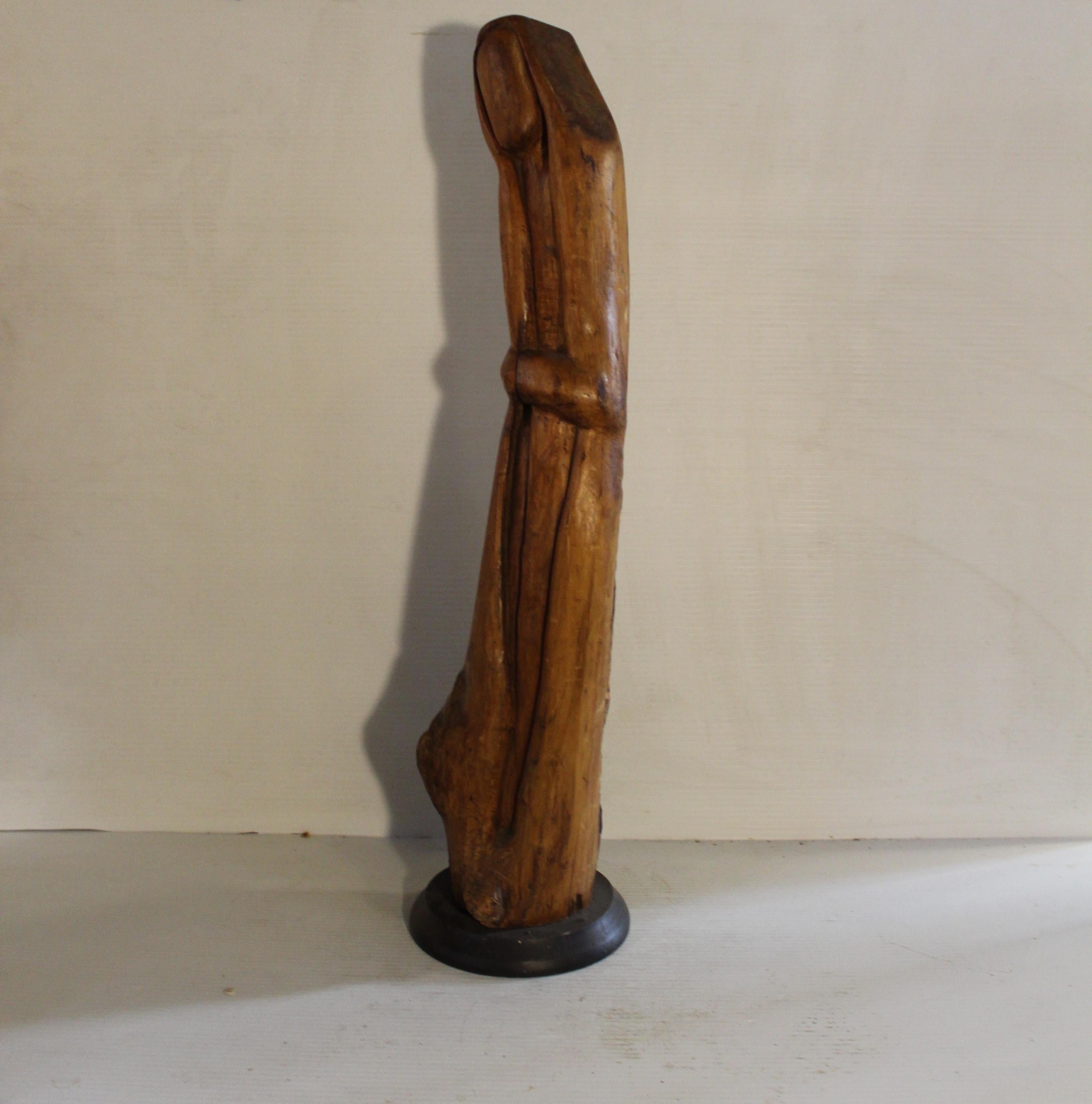 Affascinante scultura in legno in stile metà secolo che raffigura una forma umana astratta. Il design intagliato a mano enfatizza le curve organiche e le venature naturali, conferendo al pezzo calore e presenza scultorea nonostante la sua scala