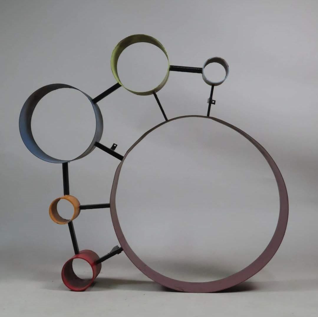 Large structure/sculpture, composed of several polychrome metallic circles.
.
In the spirit of Ron Arad's bookworms and design pieces and abstract sculptures or Jean Tinguely sculptures
.
Period : 1960
.
Origin : France
.
Can be positioned