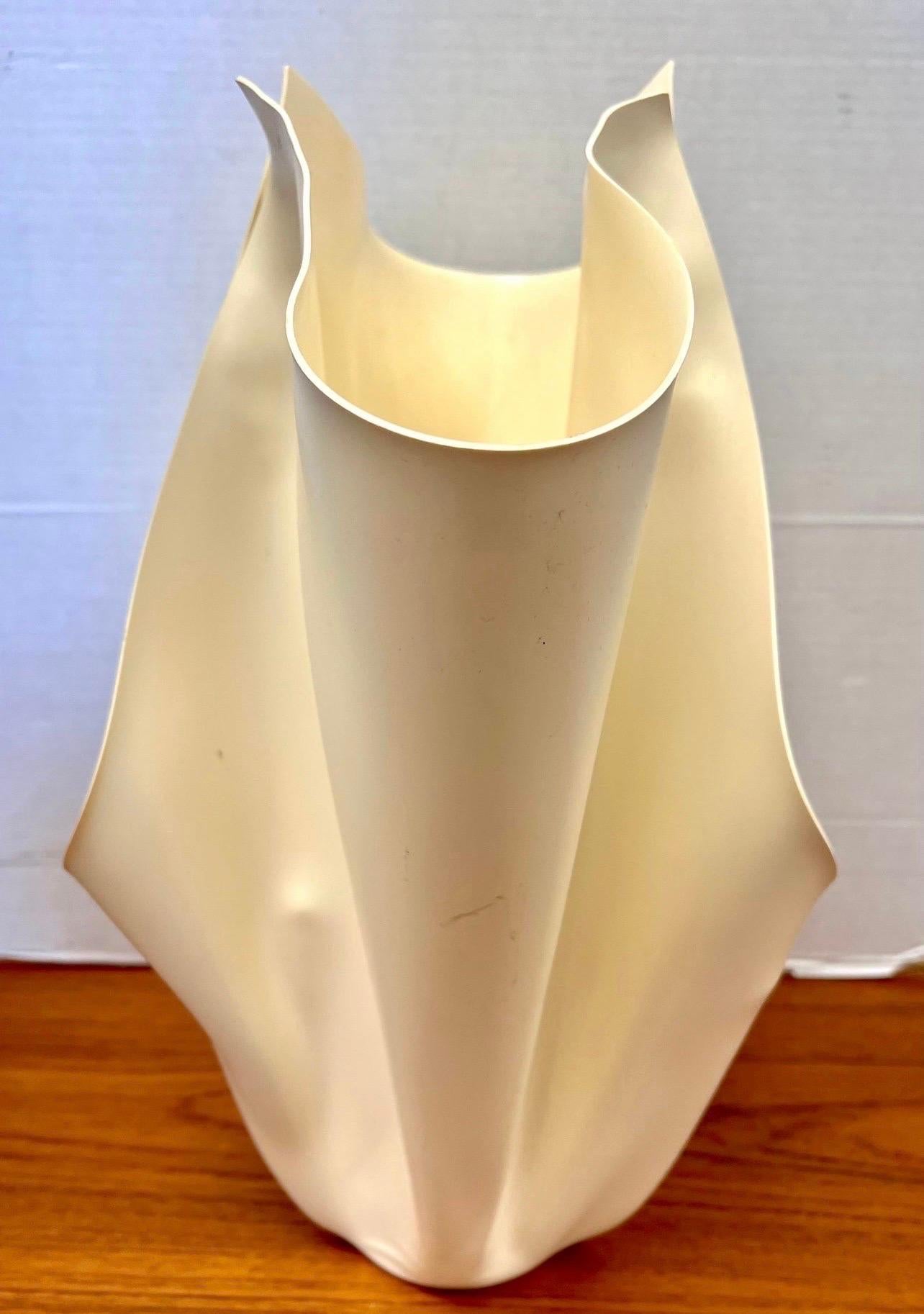 Résine Sculpture abstraite Signée Objects for Objects Vase Vessel en vente