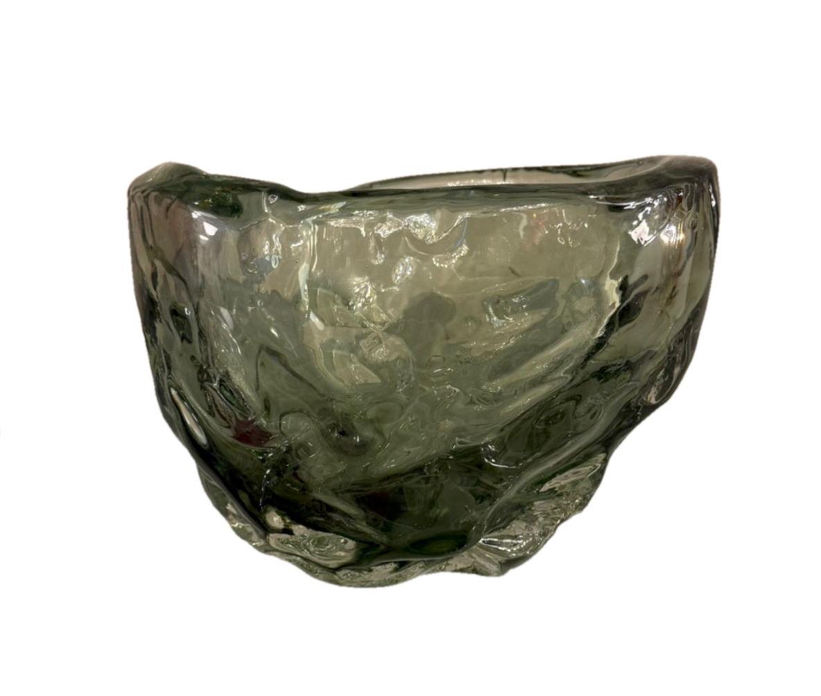 Esempio straordinario dell'arte di Murano, questo vaso corto astratto mostra l'iconica tecnica del Murano Glass Sommerso, in cui strati di vetro vibrante sono immersi in un involucro esterno trasparente per creare profondità e giochi di colore.